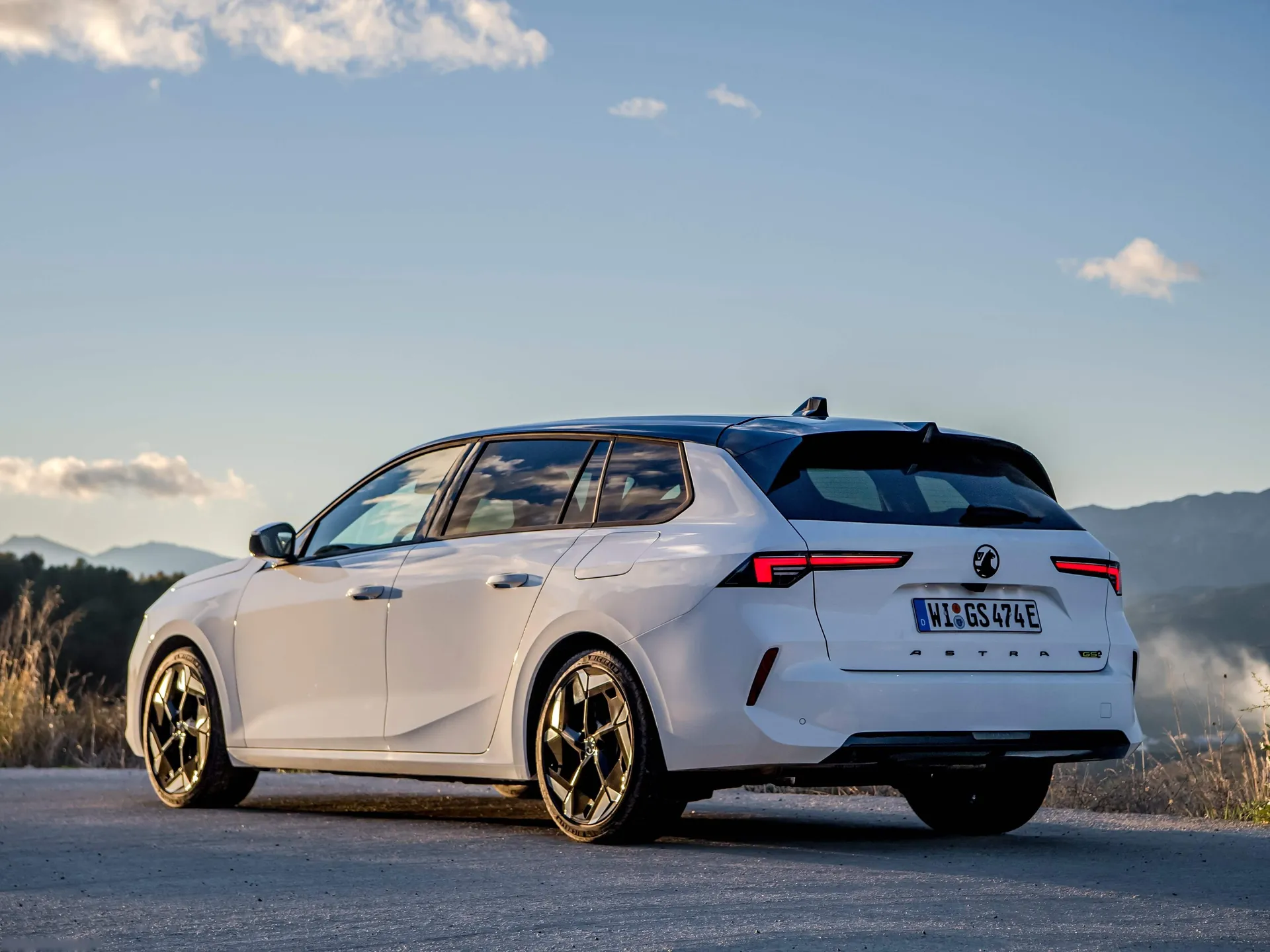 Vauxhall Astra Sports Tourer GSe (2023) – zadní tříčtvrteční pohled