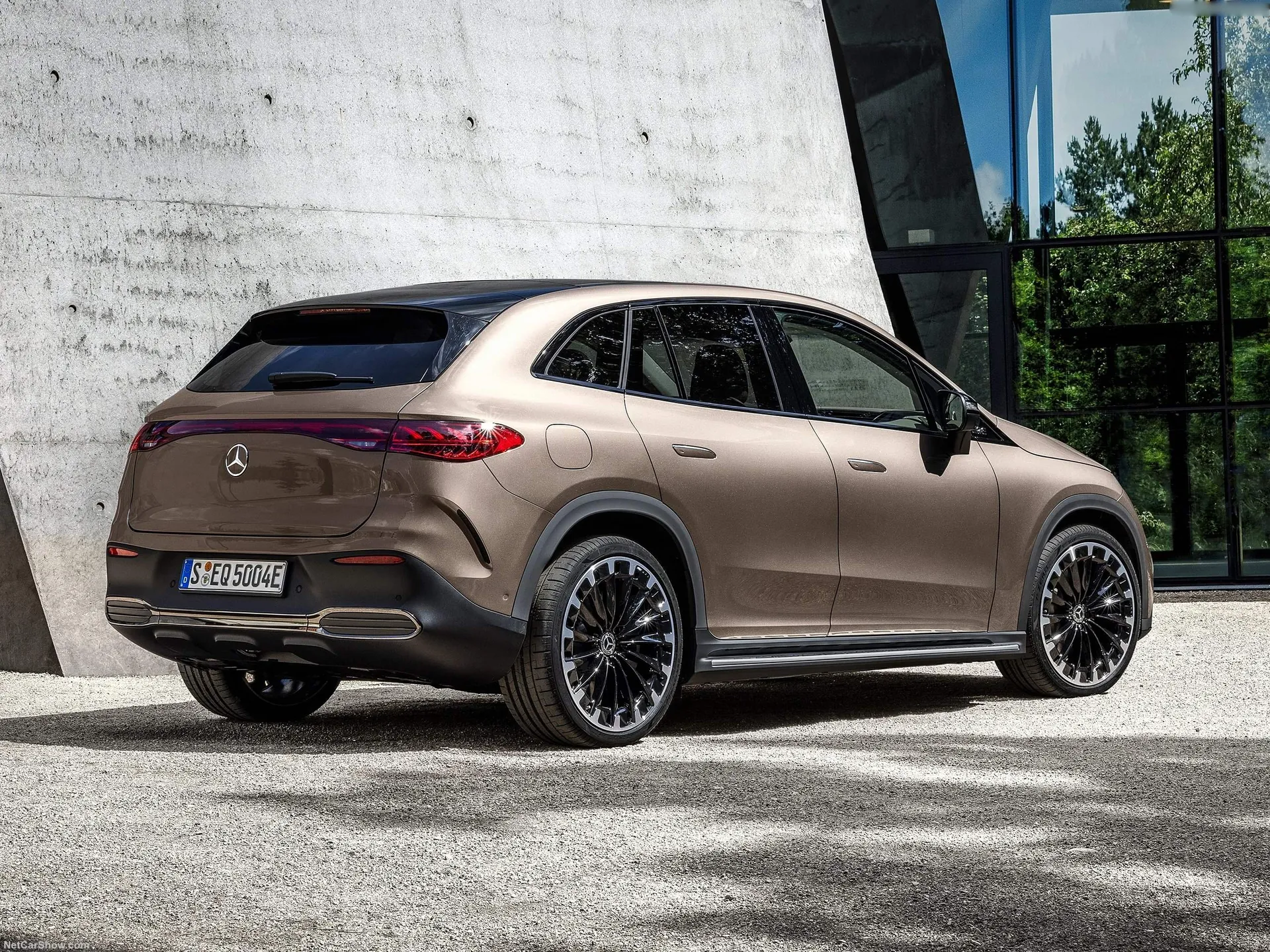 Mercedes-Benz EQE SUV (2024) - Rear Three-Quarter
