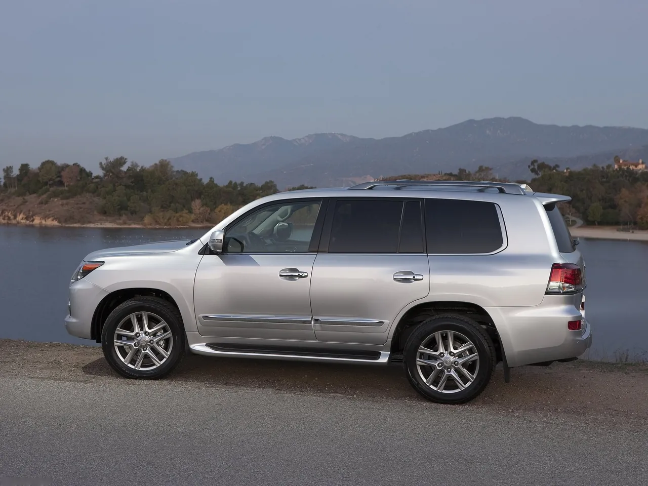 Lexus LX 570 (2013) – boční profil