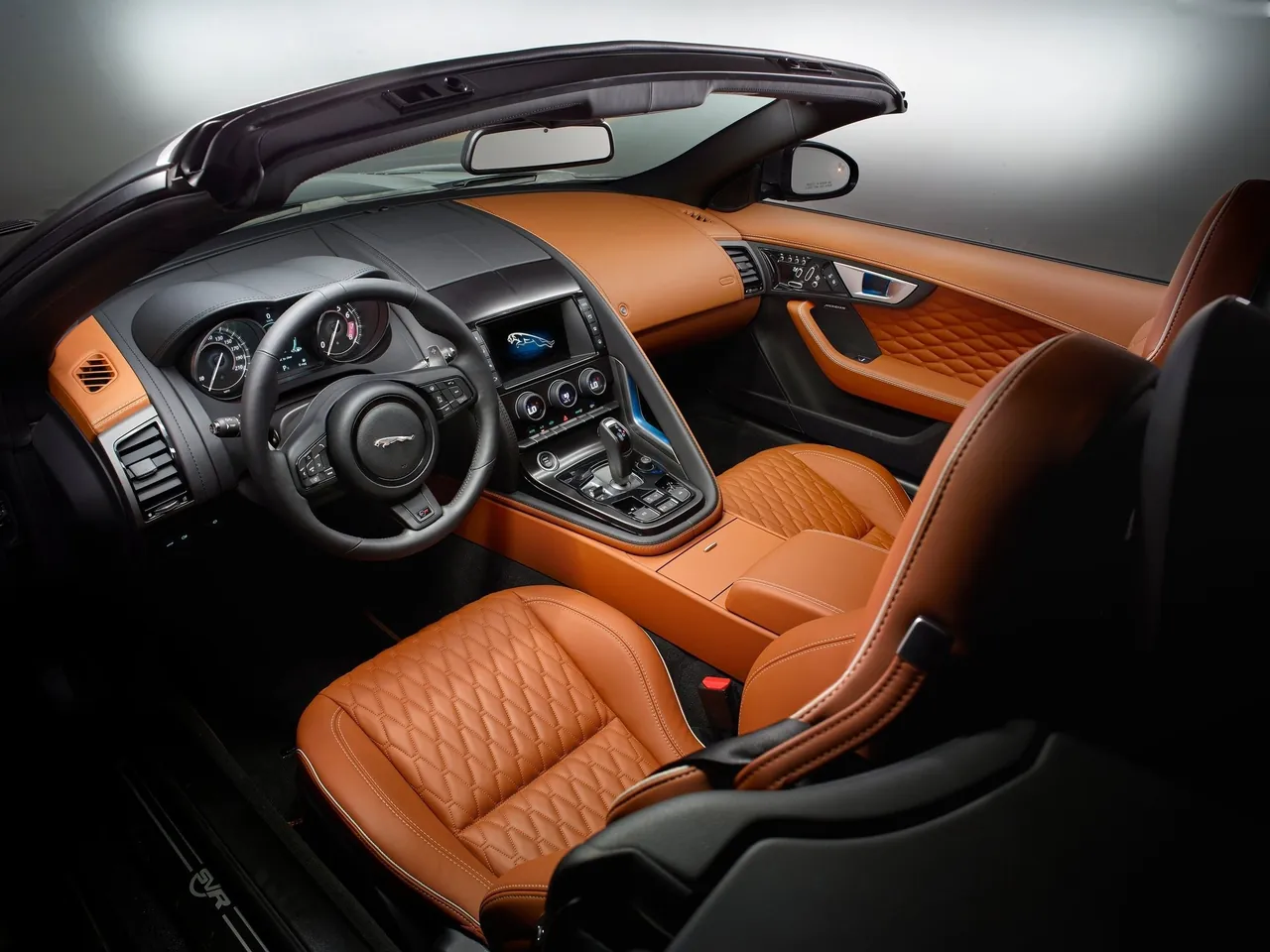 Jaguar F-Type SVR (2017) – interiér