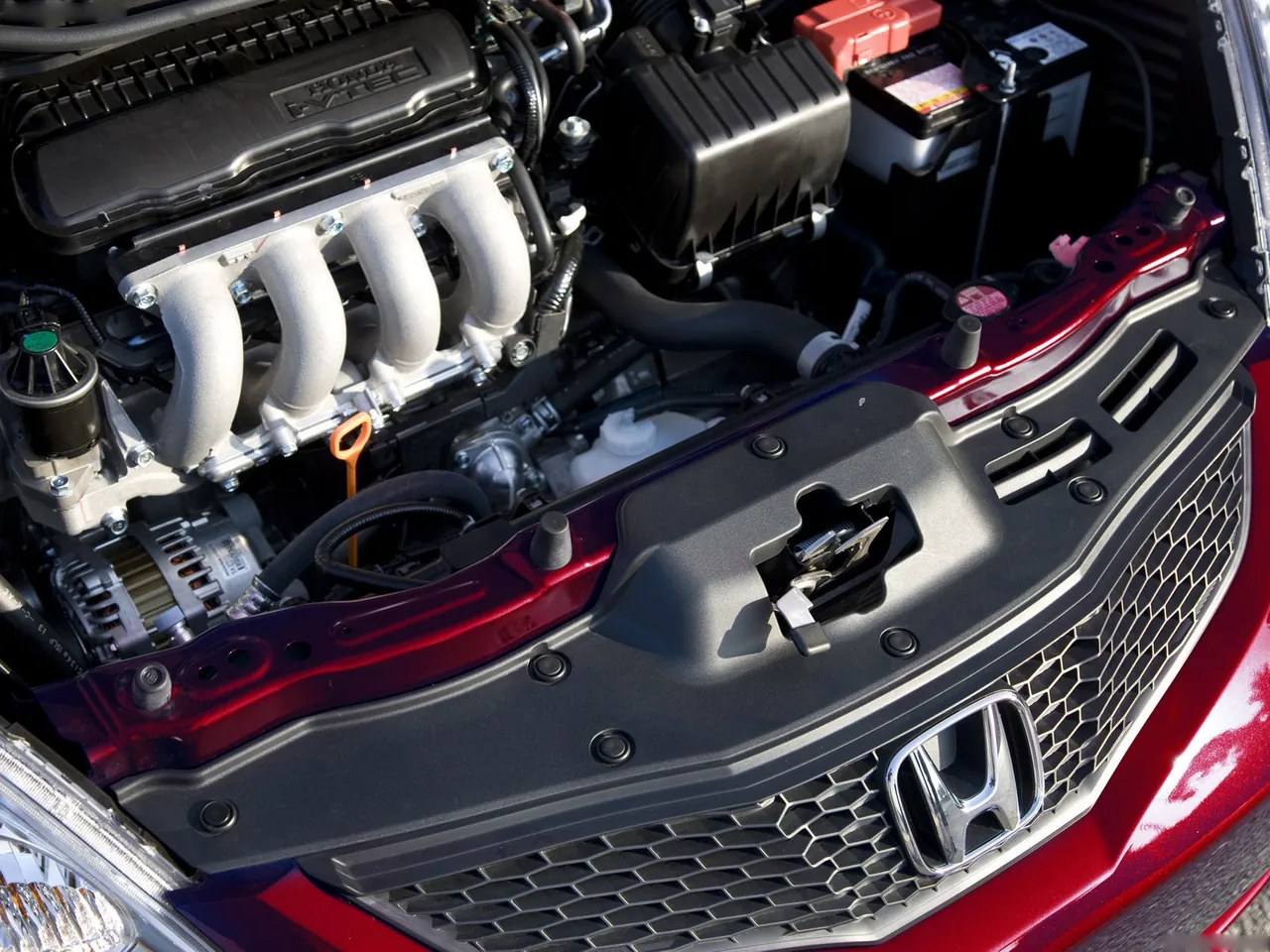 Honda Fit Sport (2009) – motorový prostor