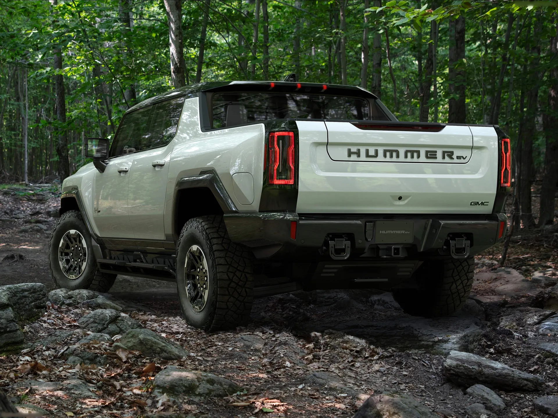 GMC Hummer EV (2022) – zadní tříčtvrteční pohled