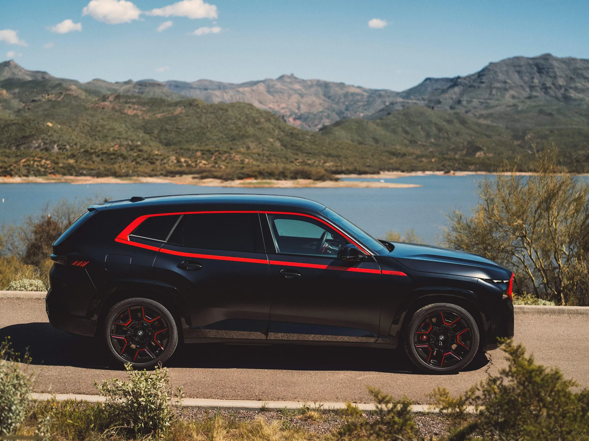 BMW XM Label Red (2024) – boční profil