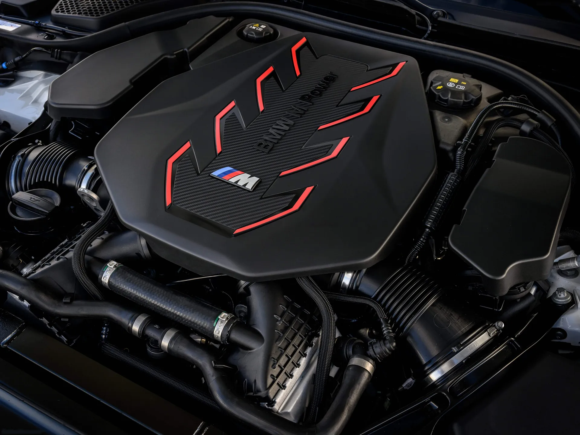BMW M5 Alpin White (2025) – motorový prostor