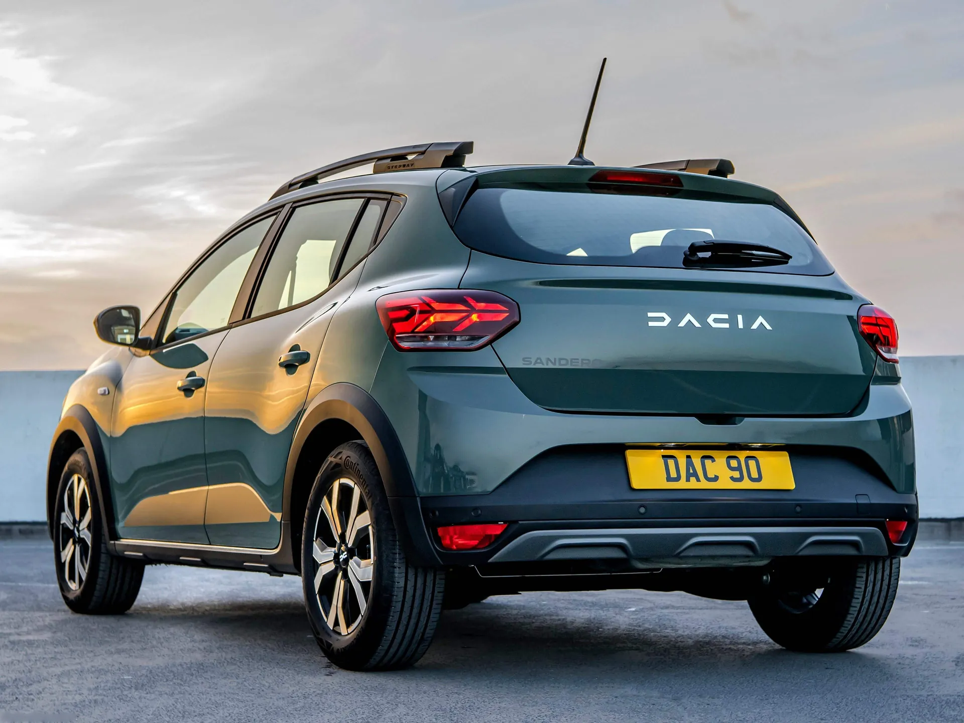 Dacia Sandero Stepway [UK] (2023) – zadní tříčtvrteční pohled