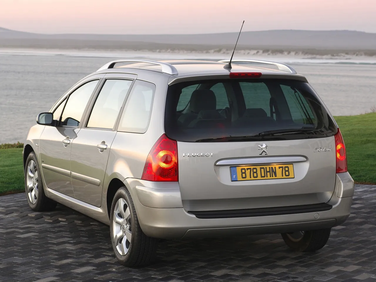 Peugeot 307 SW (2005) – zadní tříčtvrteční pohled