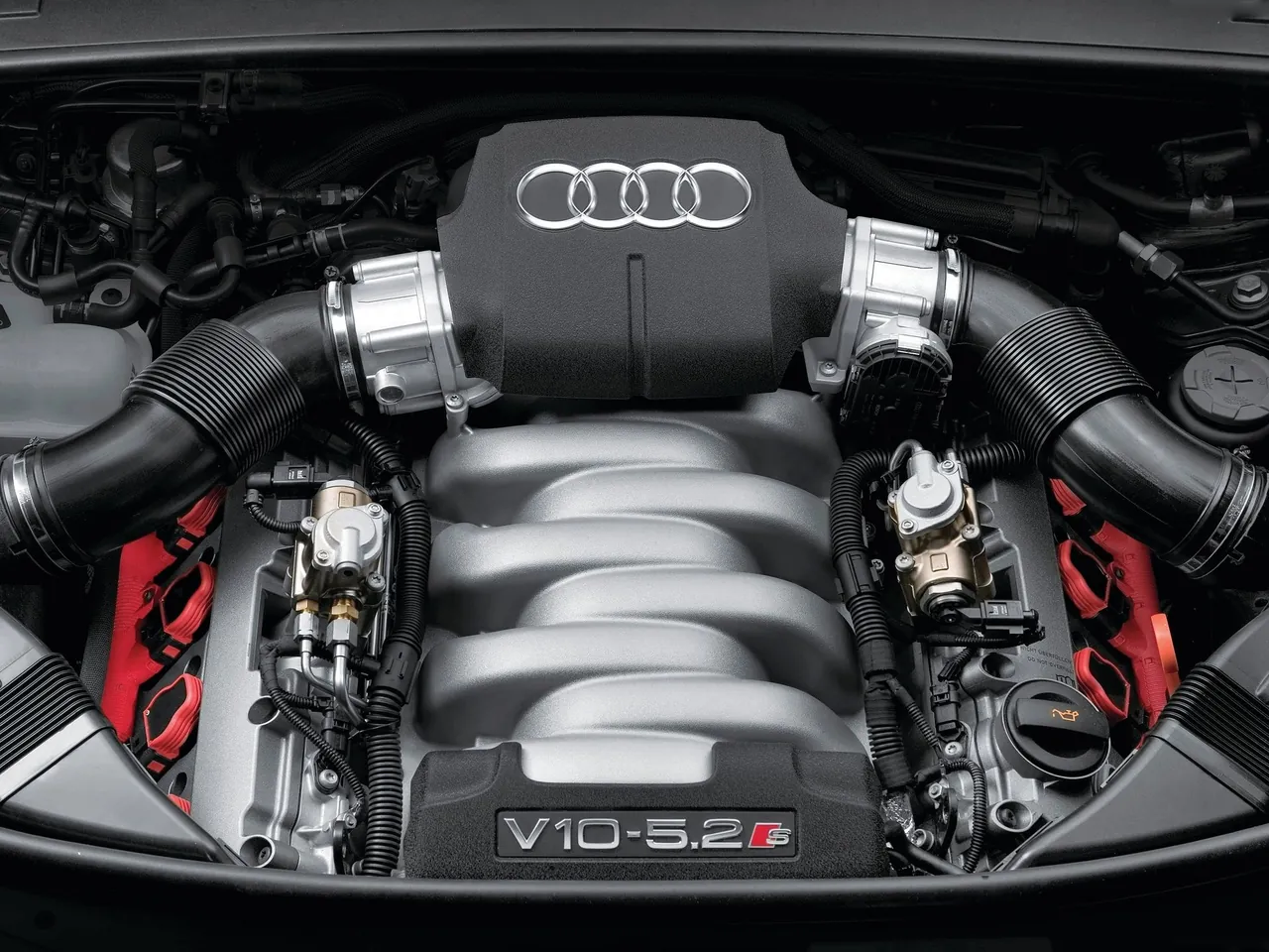 Audi S6 Avant (2006) – motorový prostor