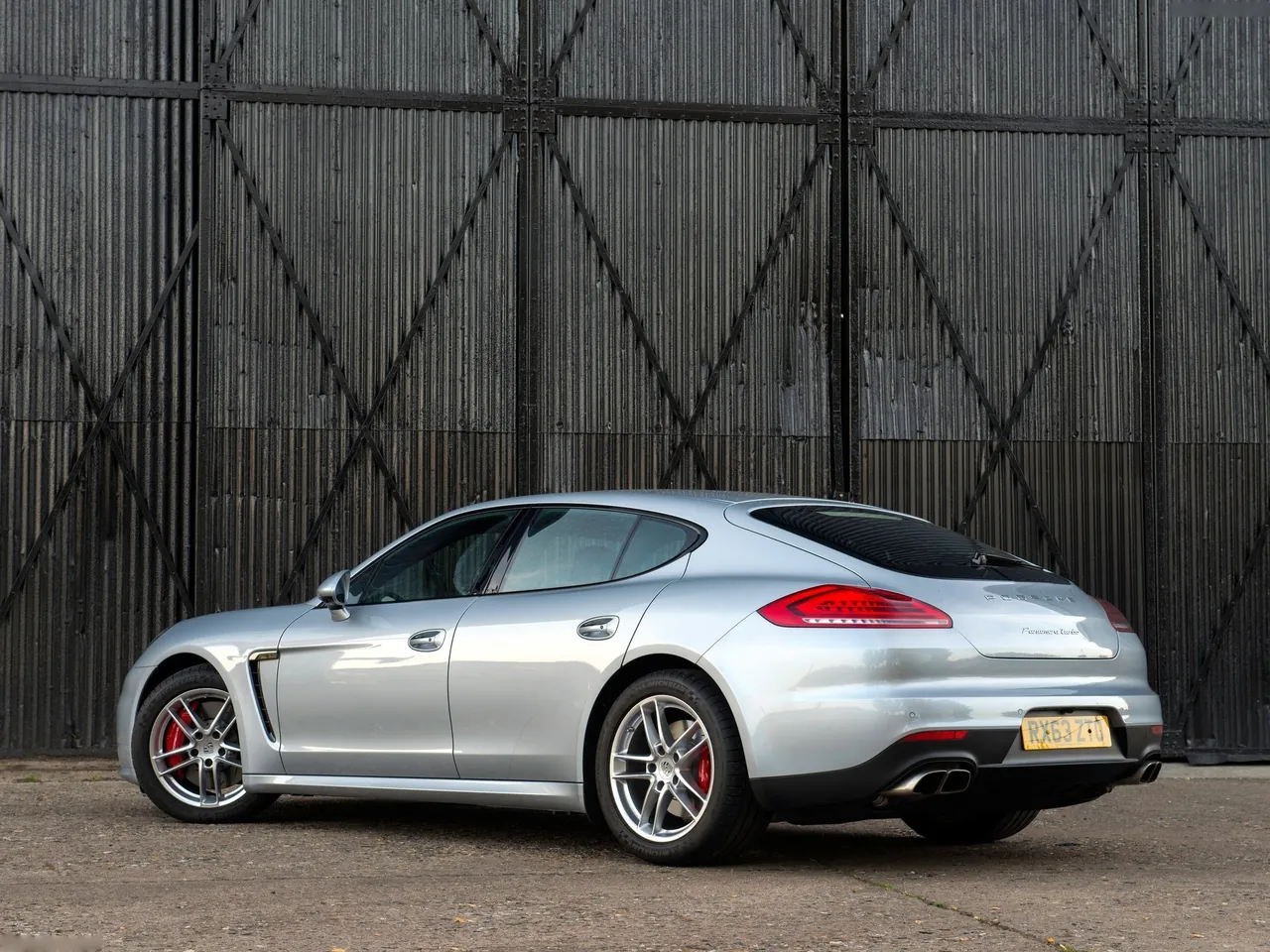 Porsche Panamera (2014) – zadní tříčtvrteční pohled