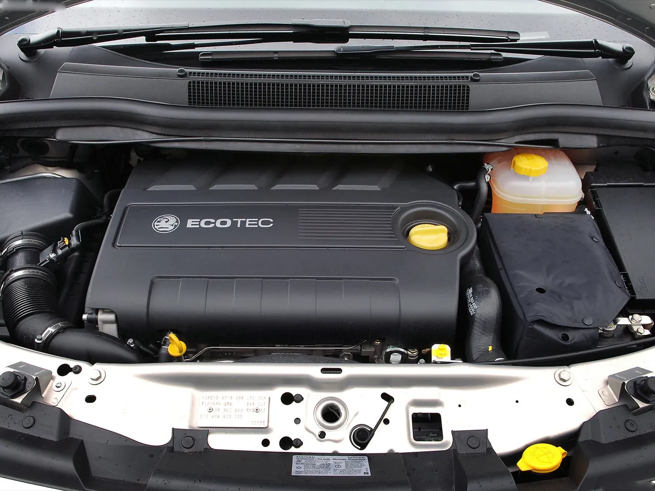 Vauxhall Zafira (2005) – motorový prostor