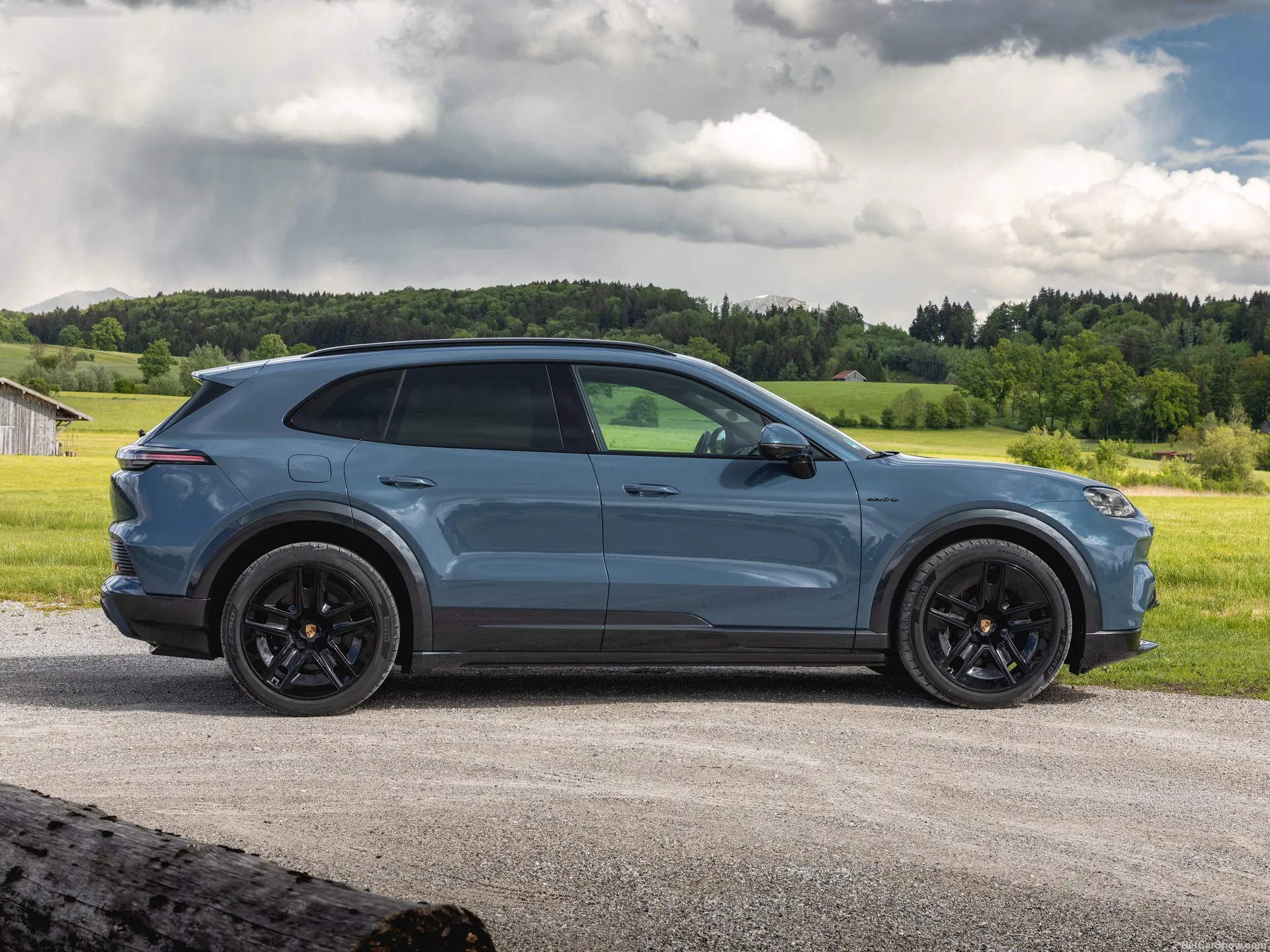 Porsche Cayenne S Electric (2026) – boční profil