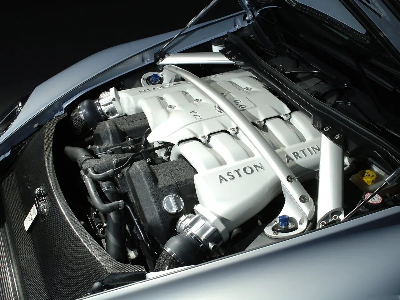 Aston Martin V12 Vantage RS Concept (2007) – motorový prostor