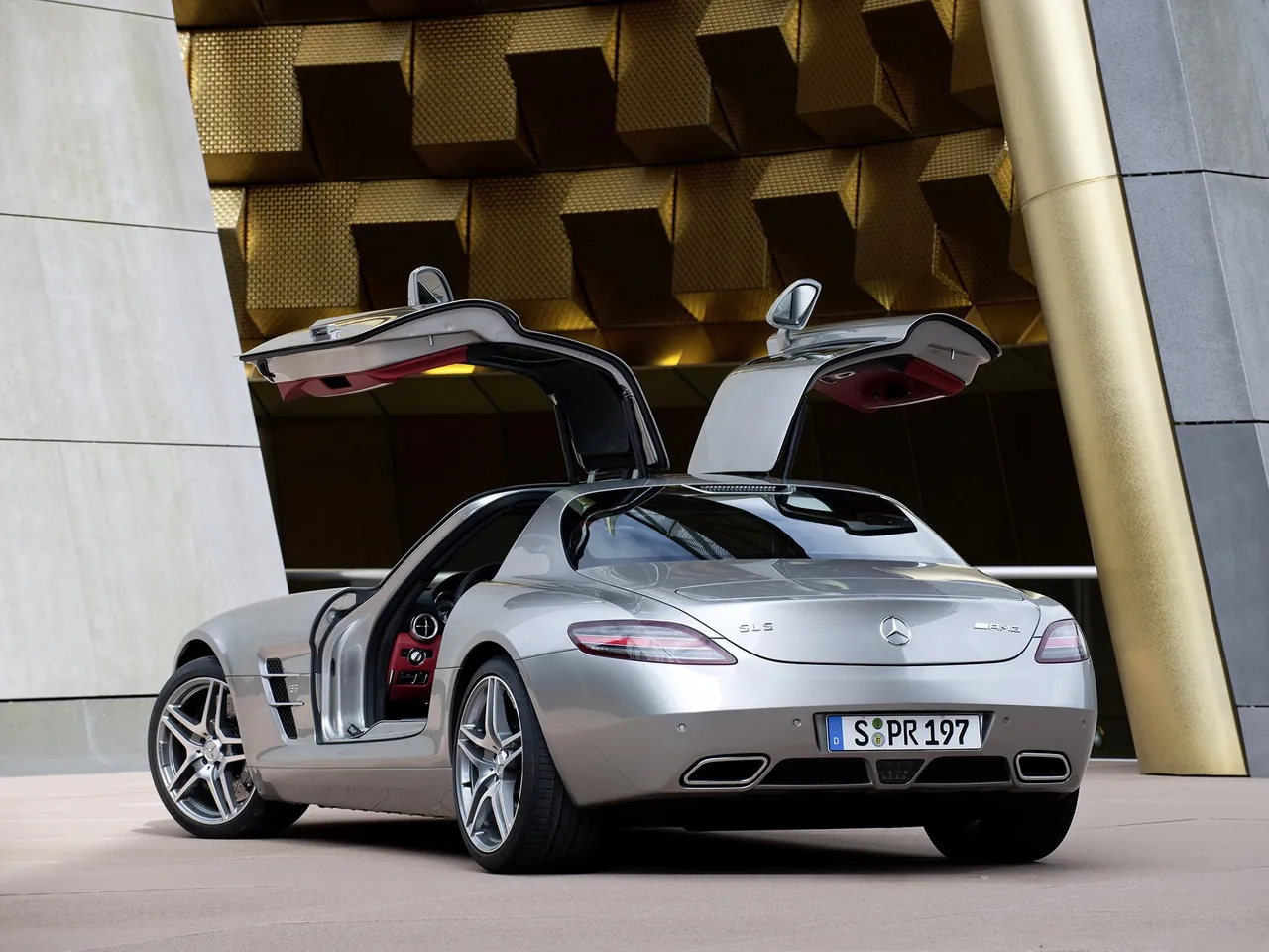 Mercedes-Benz SLS AMG (2011) – zadní tříčtvrteční pohled
