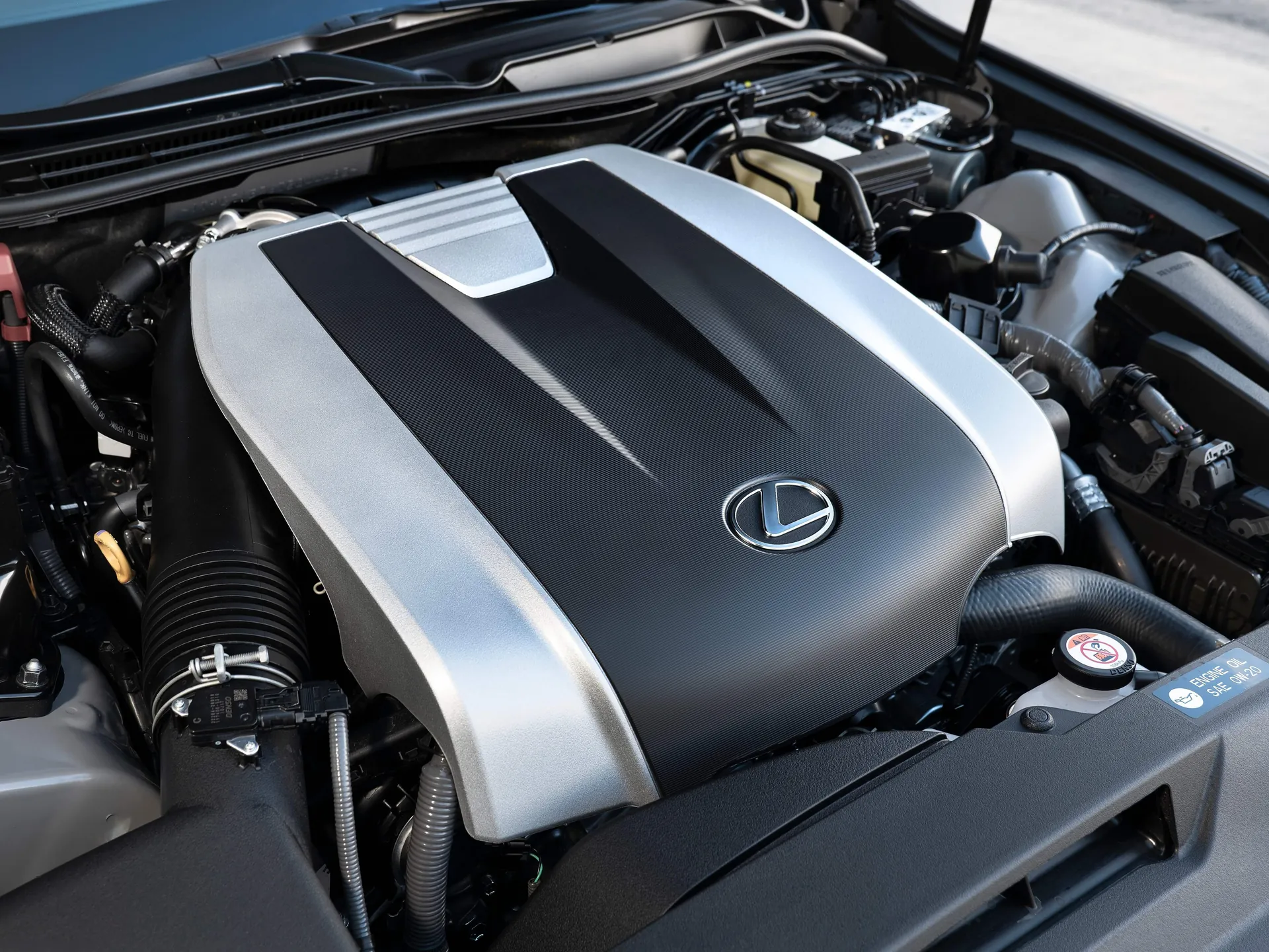 Lexus IS 350 (2026) – motorový prostor