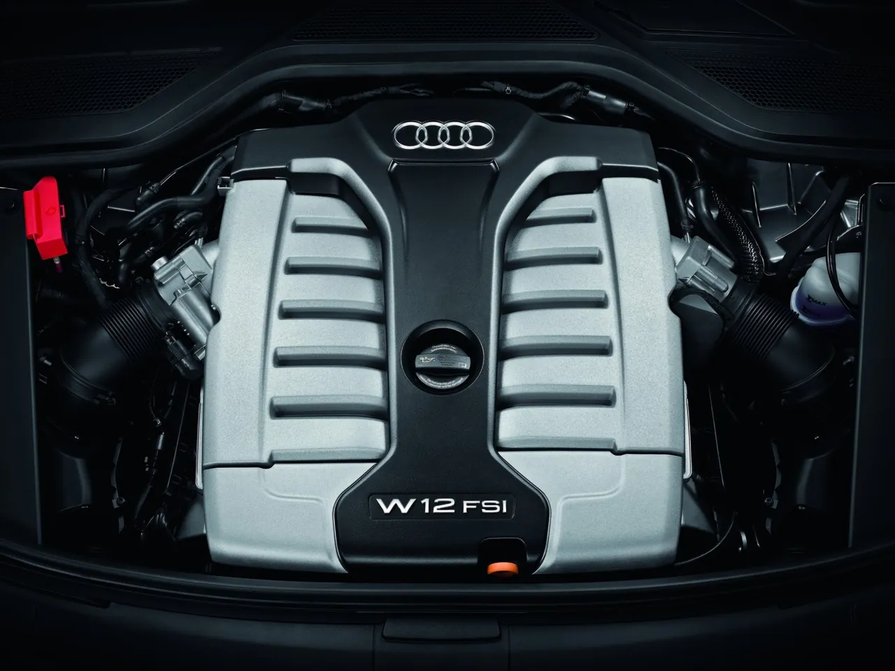Audi A8 L (2011) – motorový prostor