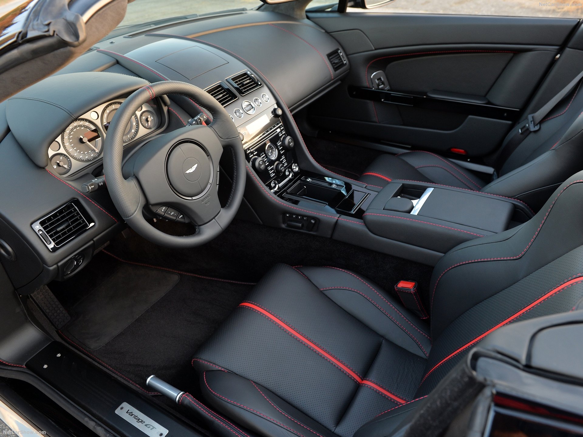 Aston Martin V8 Vantage GT Roadster (2015) – interiér