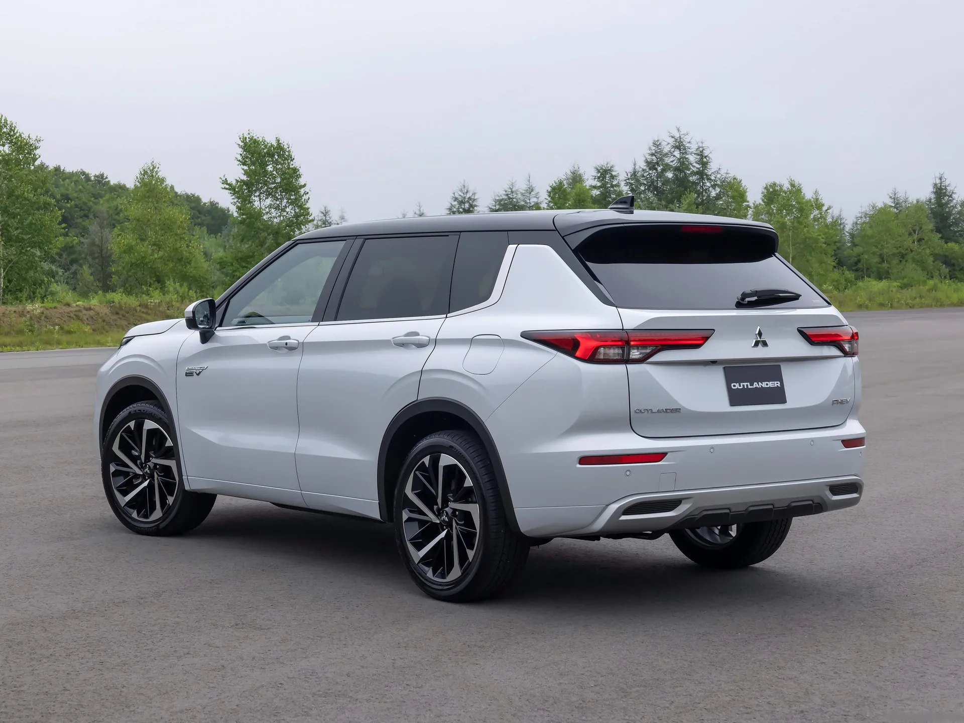 Mitsubishi Outlander PHEV (2022) - Rear Three-Quarter