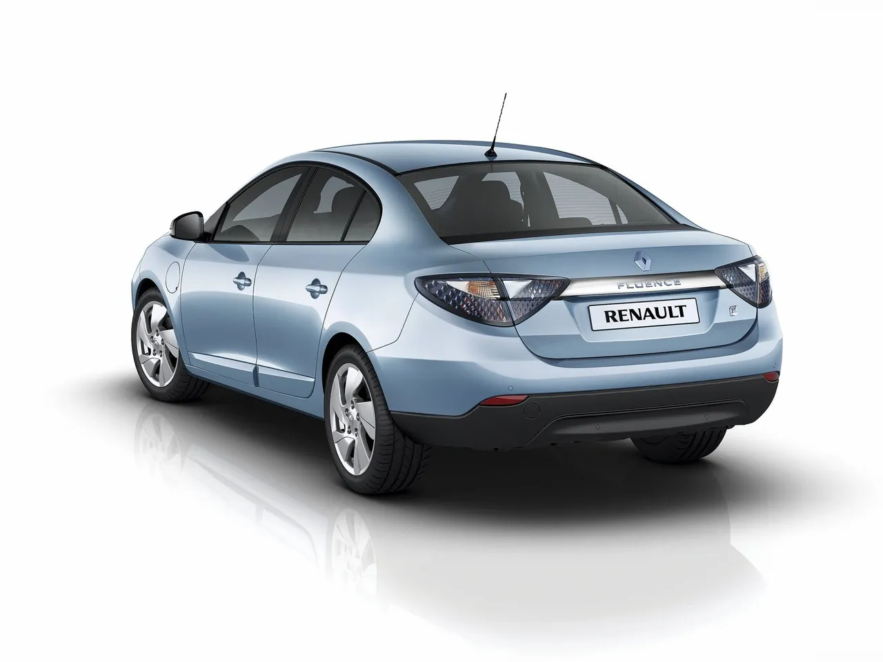 Renault Fluence ZE (2013) – zadní tříčtvrteční pohled