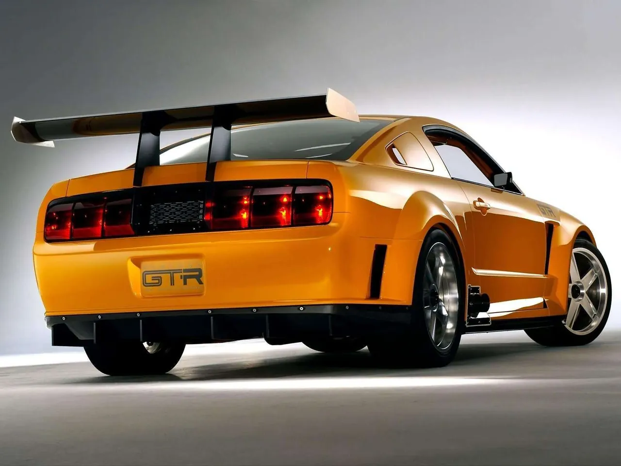 Ford Mustang GTR 40th Anniversary Concept (2004) – zadní tříčtvrteční pohled