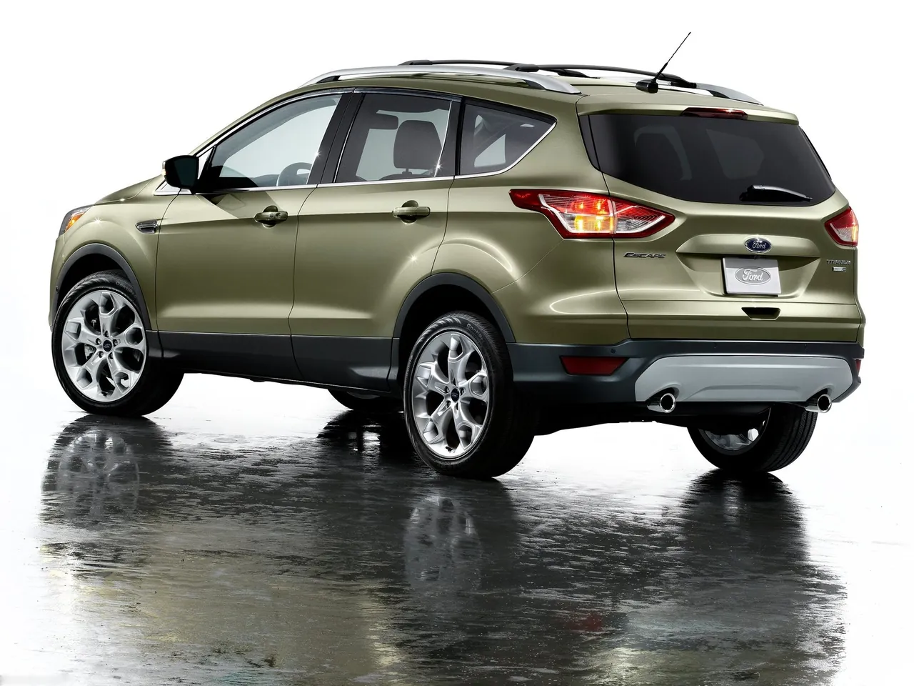 Ford Escape (2013) – zadní tříčtvrteční pohled