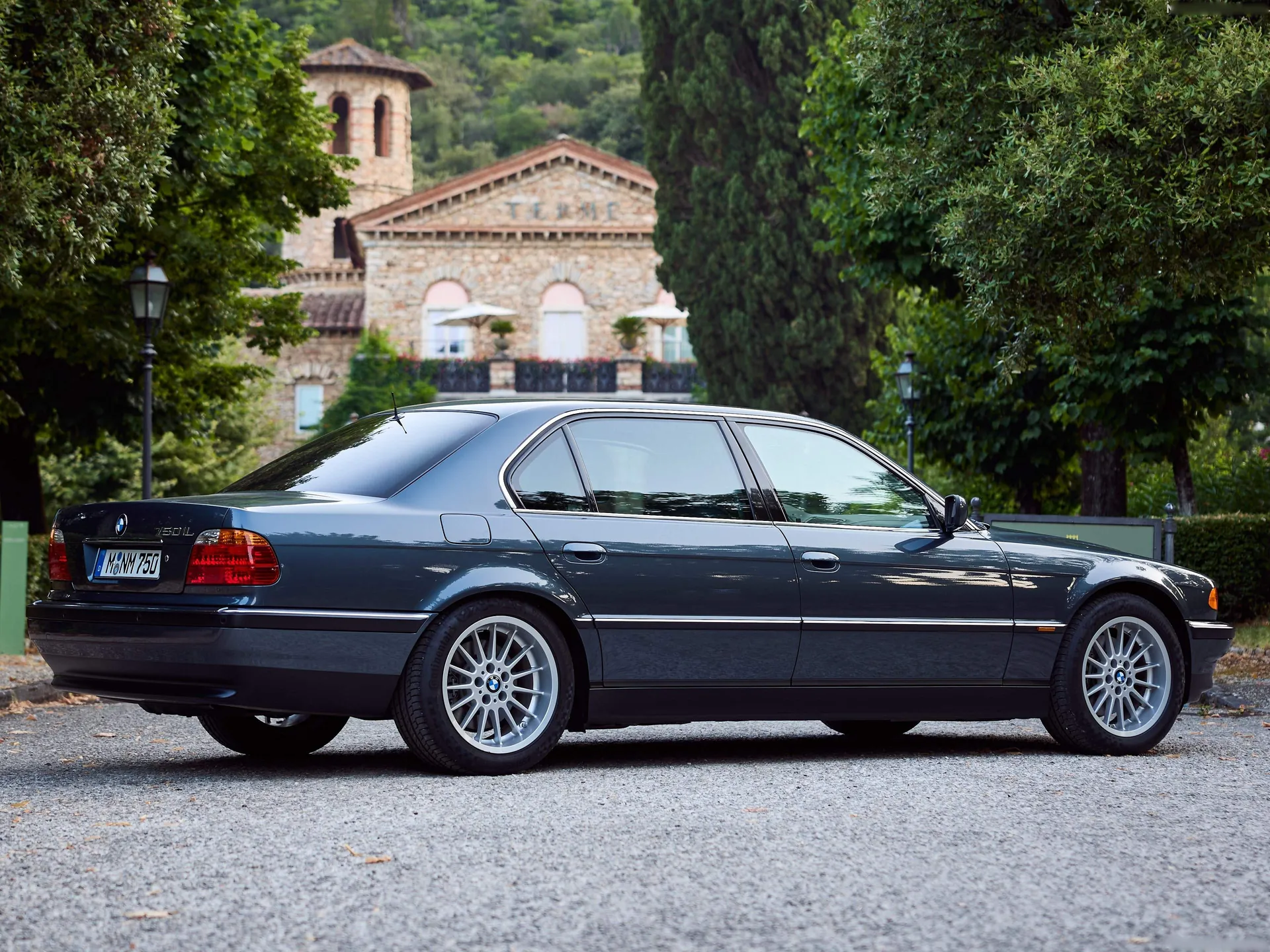 BMW 750iL (1999) – zadní tříčtvrteční pohled