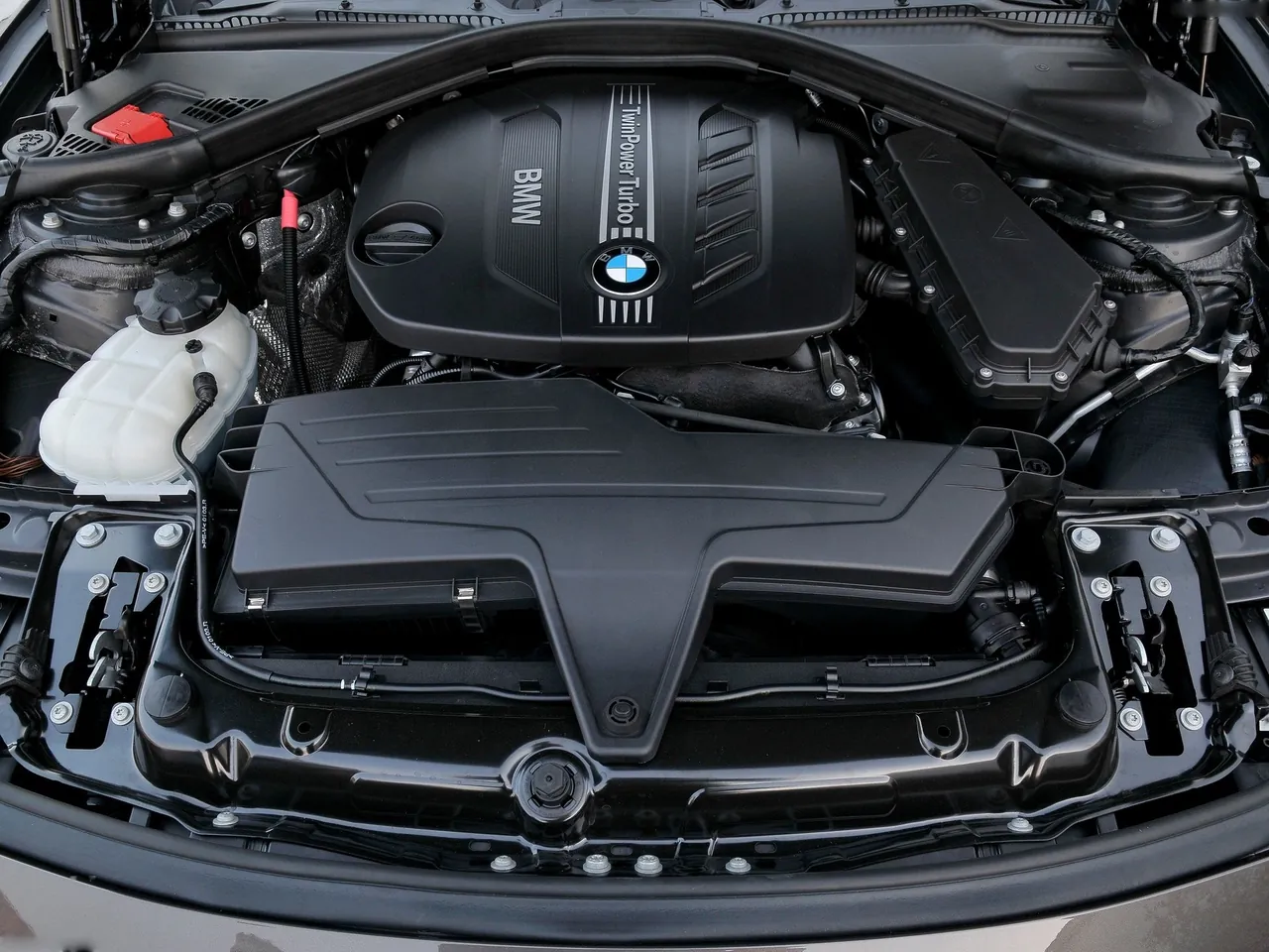 BMW 3-Series (2012) – motorový prostor