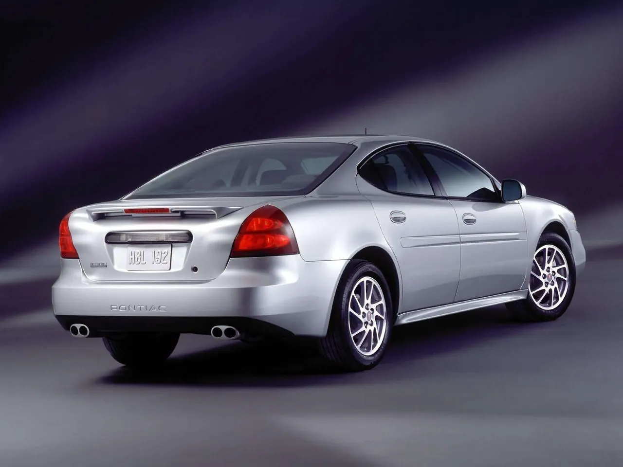 Pontiac Grand Prix GTP (2004) – zadní tříčtvrteční pohled