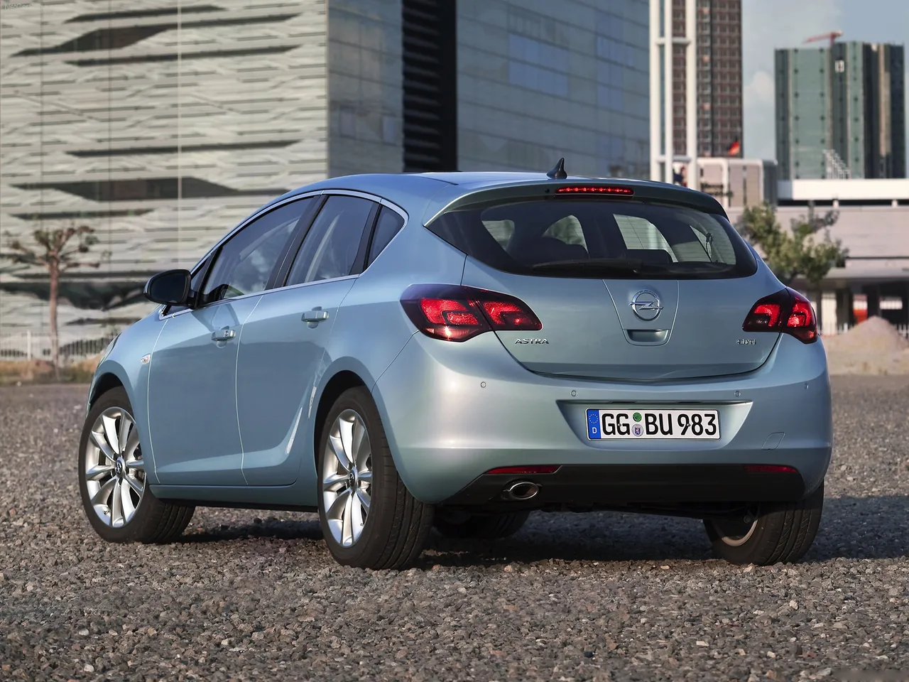 Opel Astra (2010) – zadní tříčtvrteční pohled