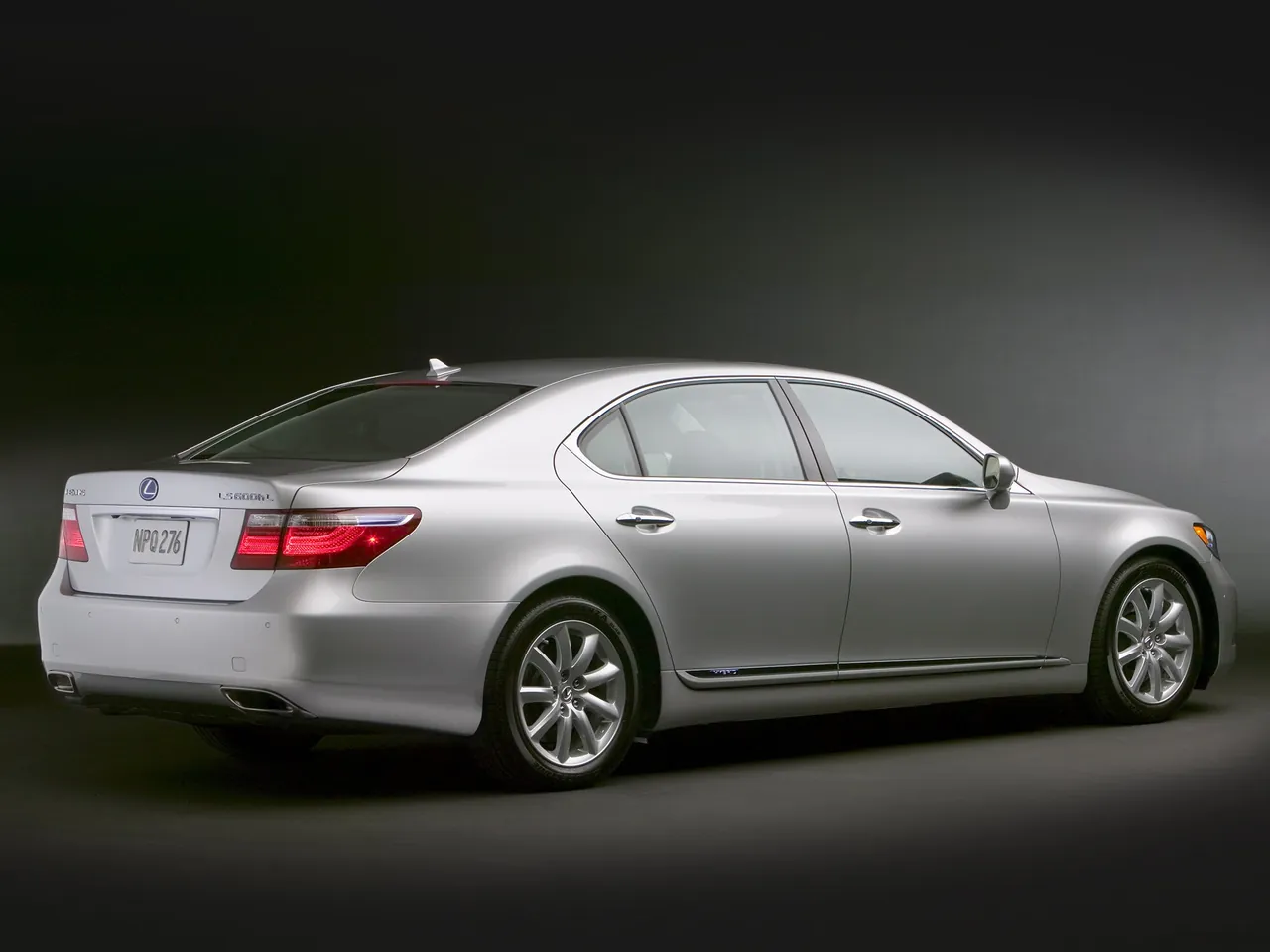 Lexus LS 600h L (2009) – zadní tříčtvrteční pohled