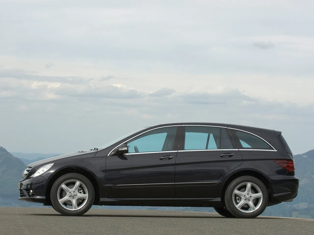 Mercedes-Benz R-Class (2008) - Side Profile