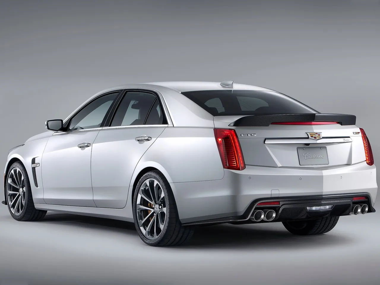 Cadillac CTS-V (2016) – zadní tříčtvrteční pohled