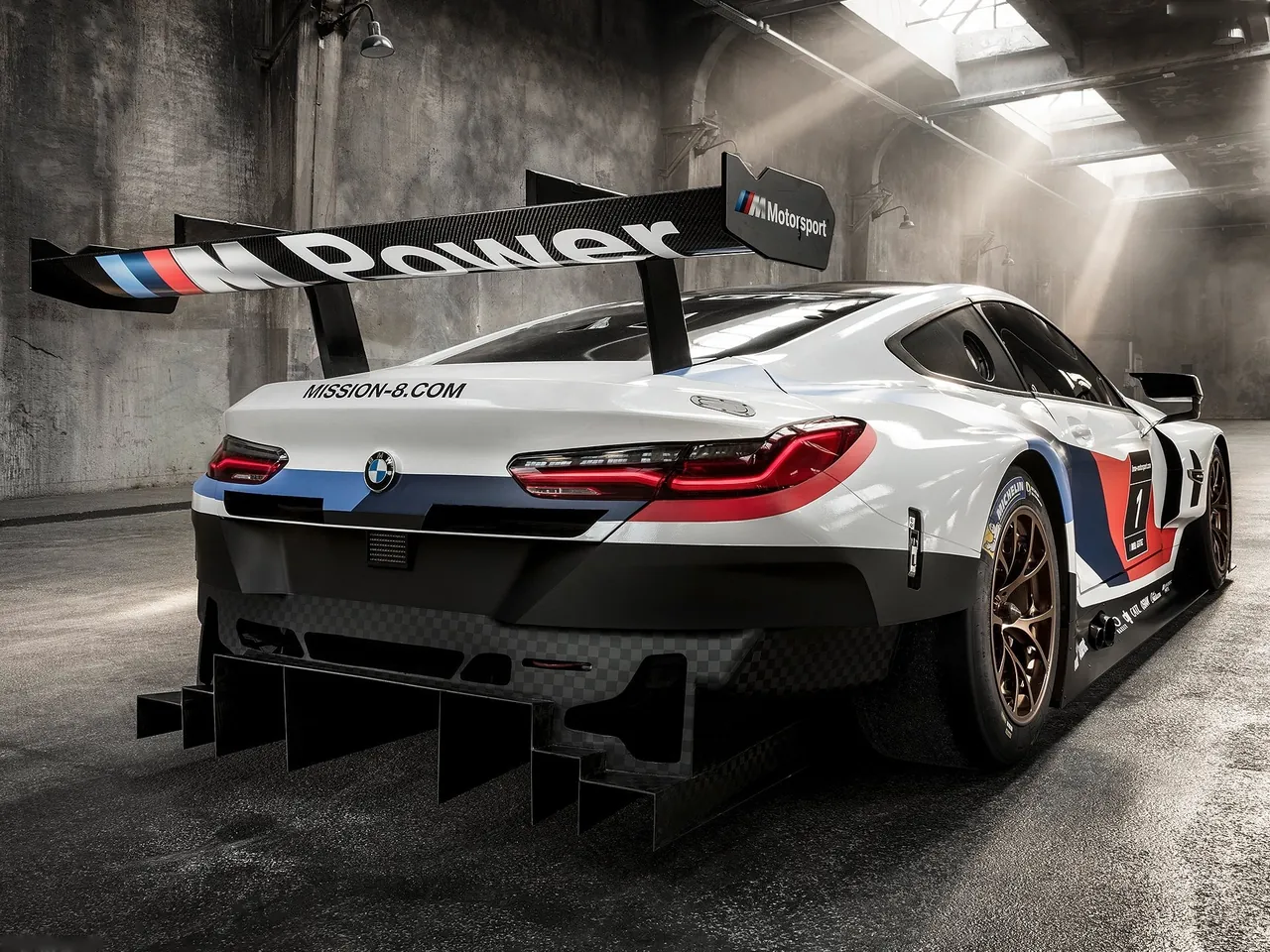 BMW M8 GTE Racecar (2018) – zadní tříčtvrteční pohled
