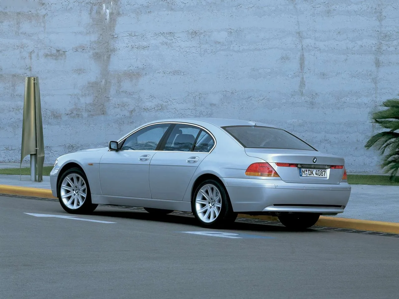 BMW 7 Series (2002) – zadní tříčtvrteční pohled