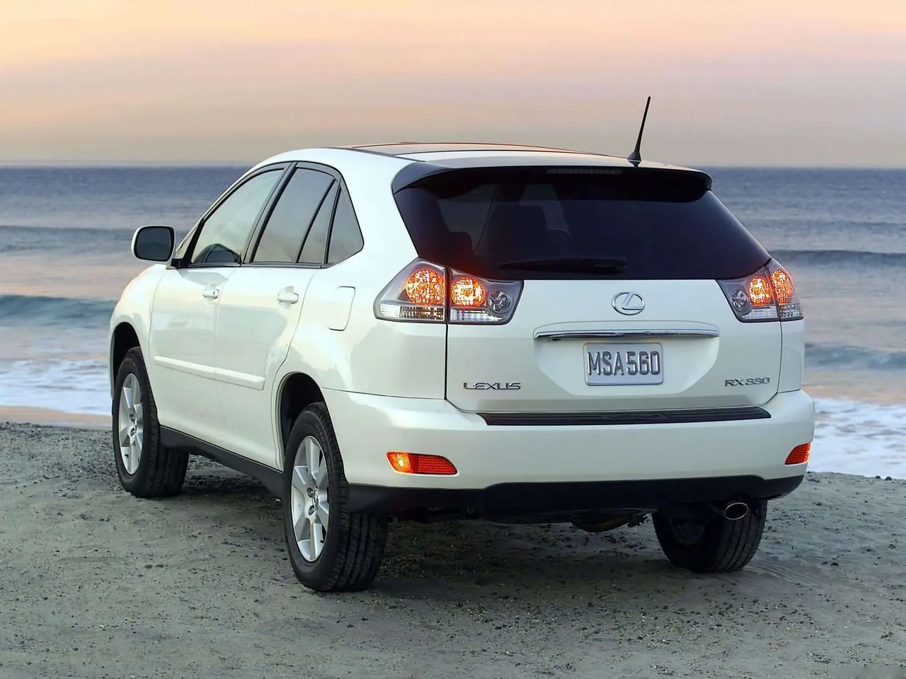 Lexus RX330 (2004) – zadní tříčtvrteční pohled