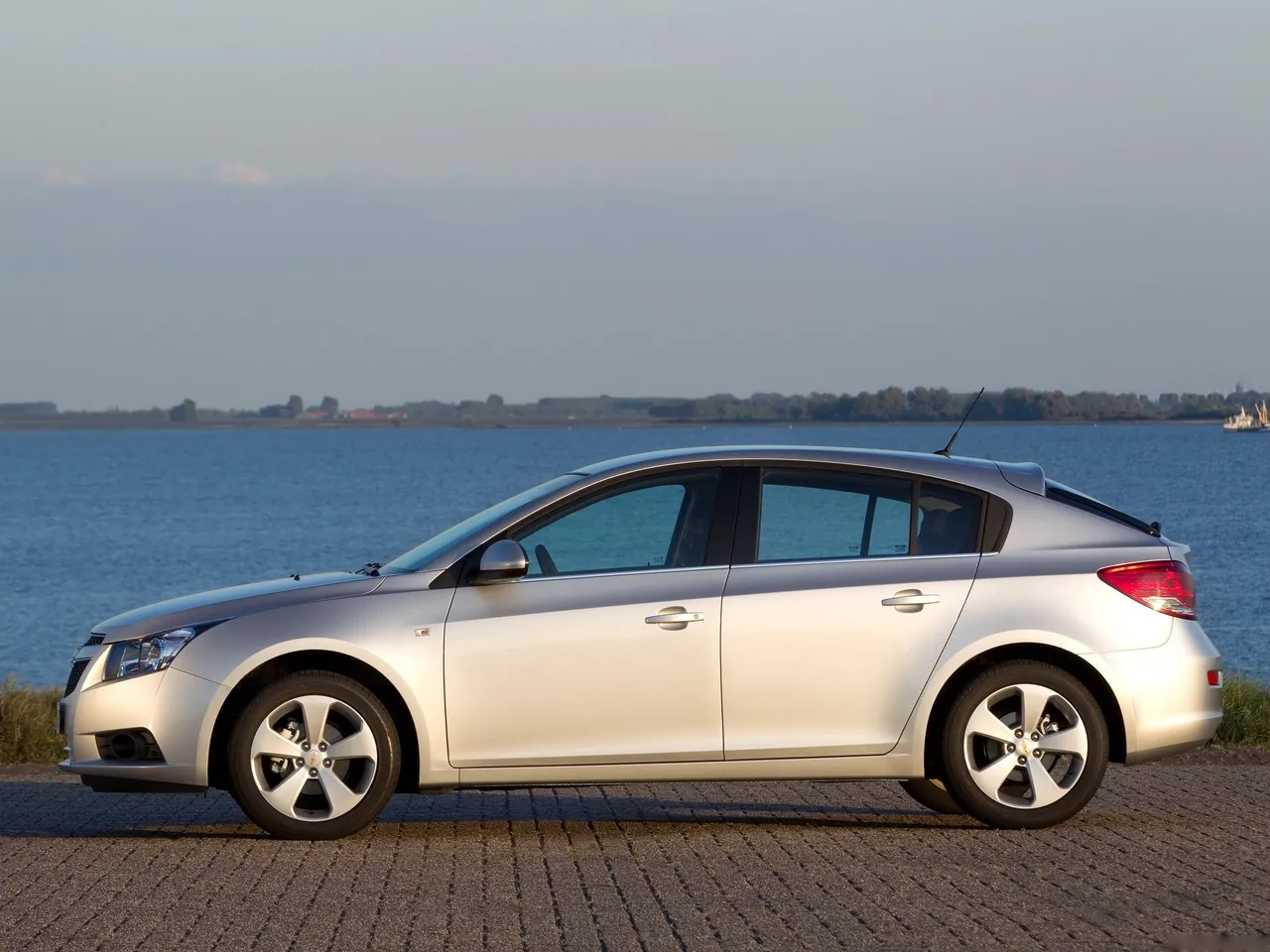 Chevrolet Cruze Hatchback (2012) – boční profil