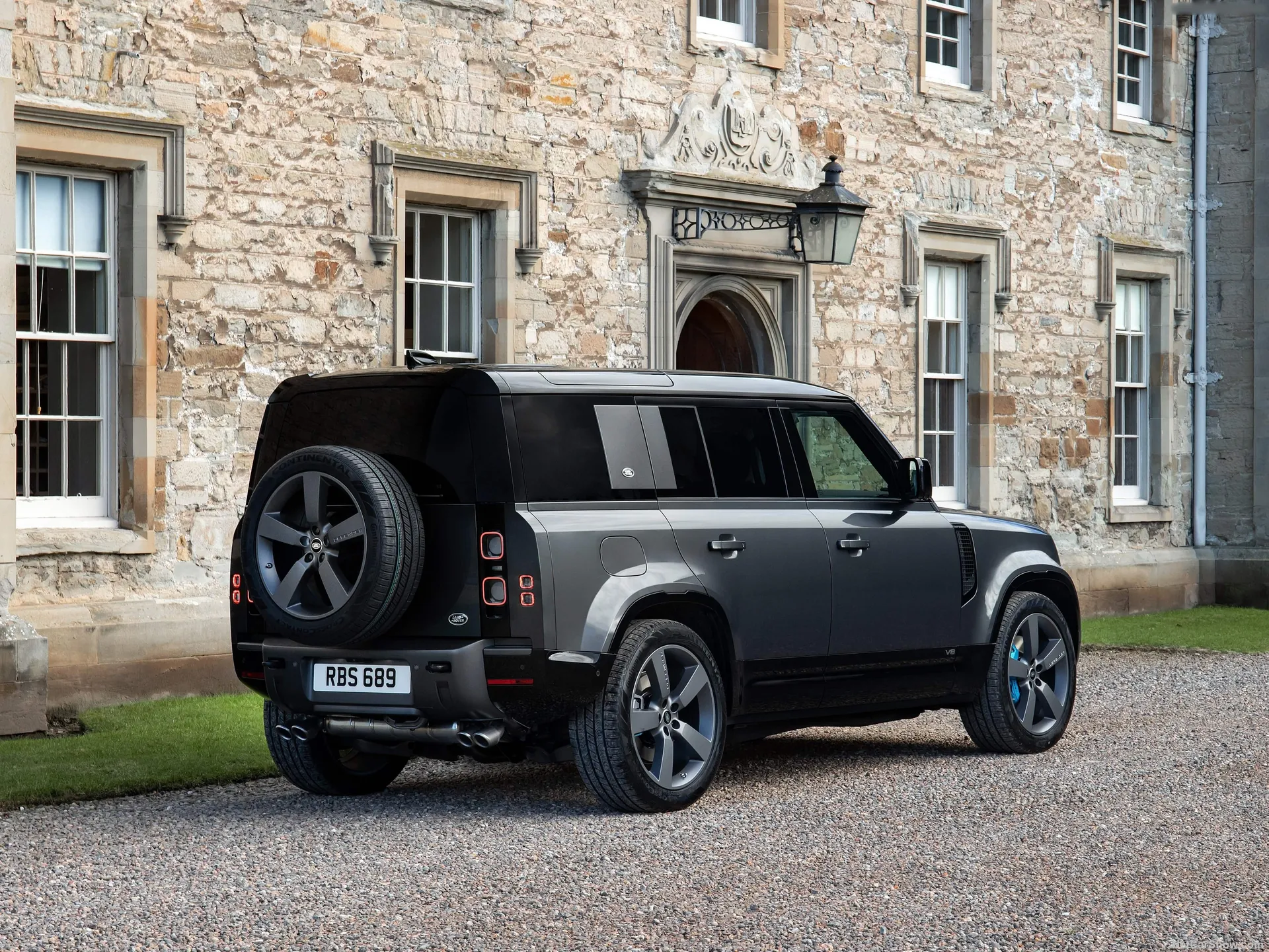 Land Rover Defender V8 (2022) - Rear Three-Quarter
