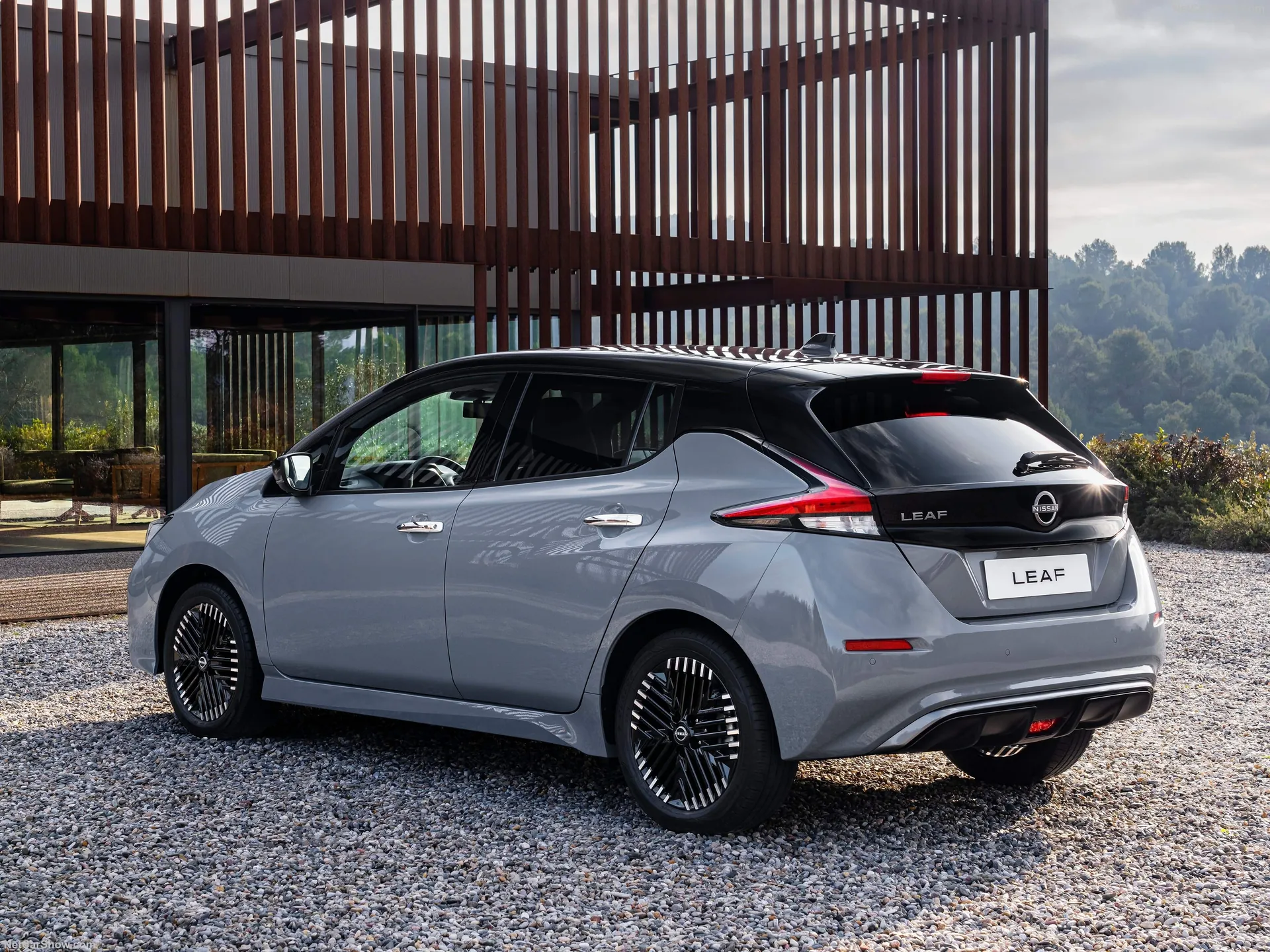 Nissan Leaf (2022) – zadní tříčtvrteční pohled