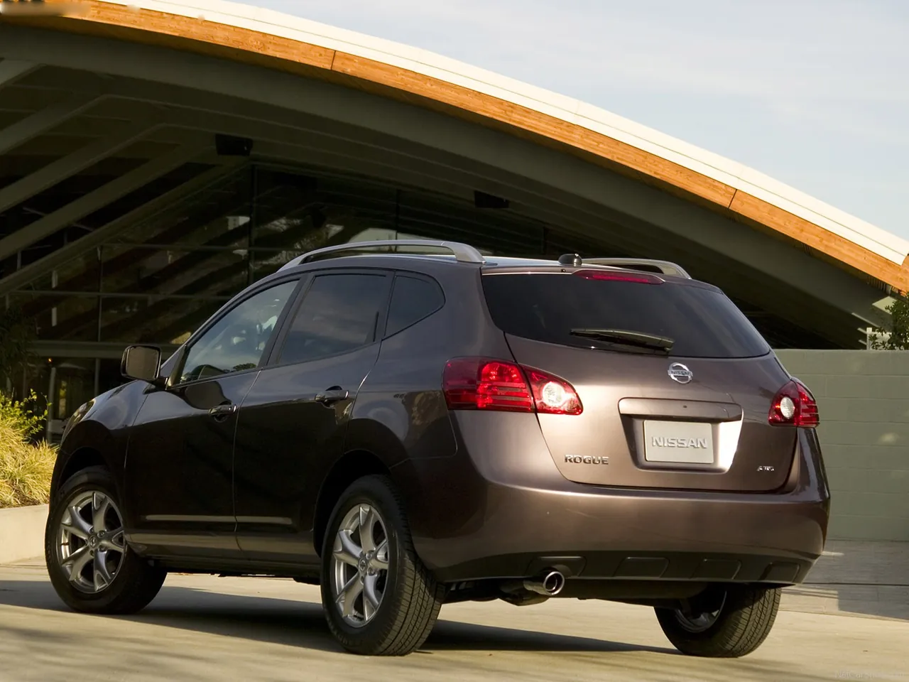 Nissan Rogue (2008) – zadní tříčtvrteční pohled