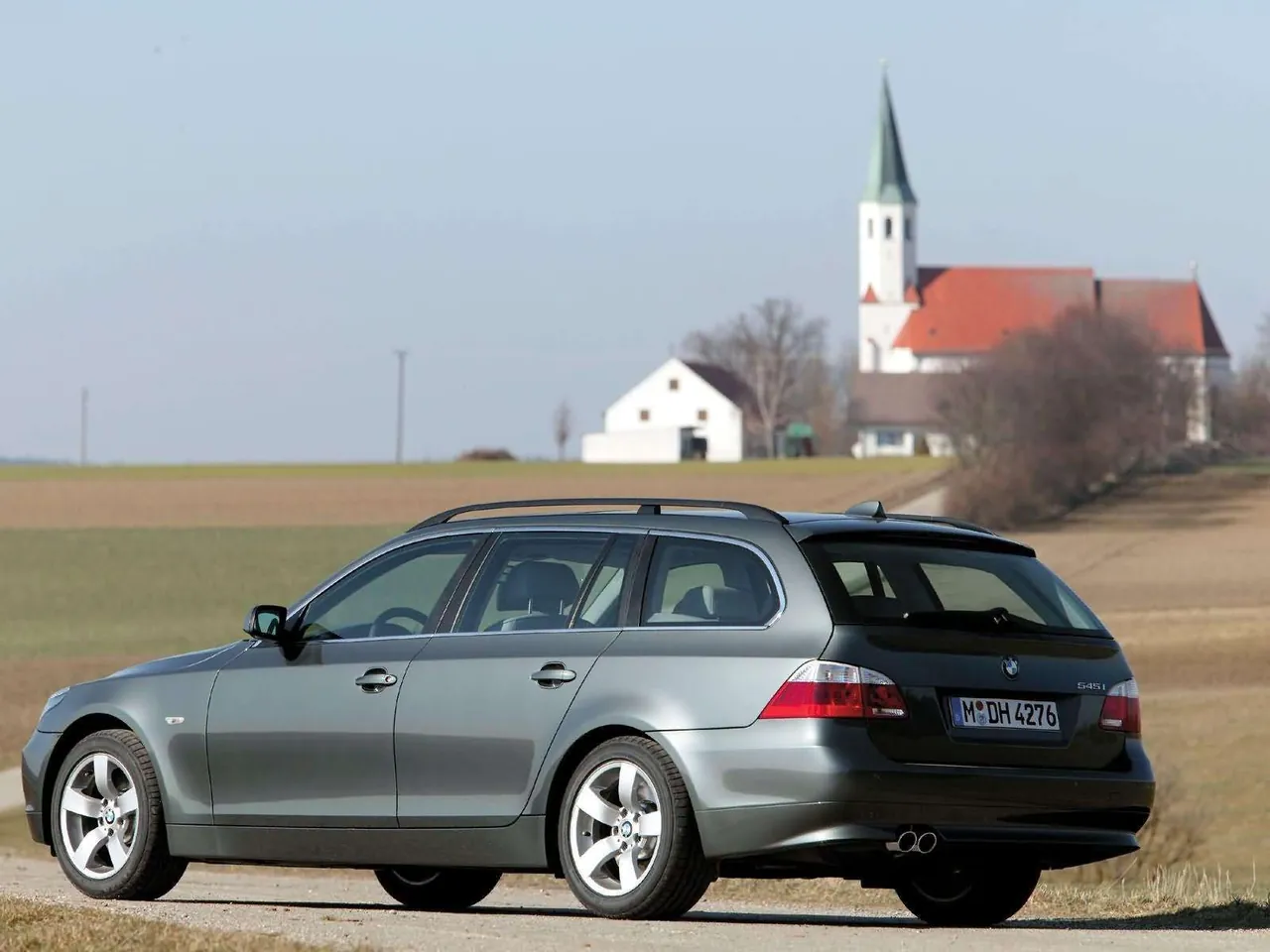 BMW 545i Touring (2005) – zadní tříčtvrteční pohled