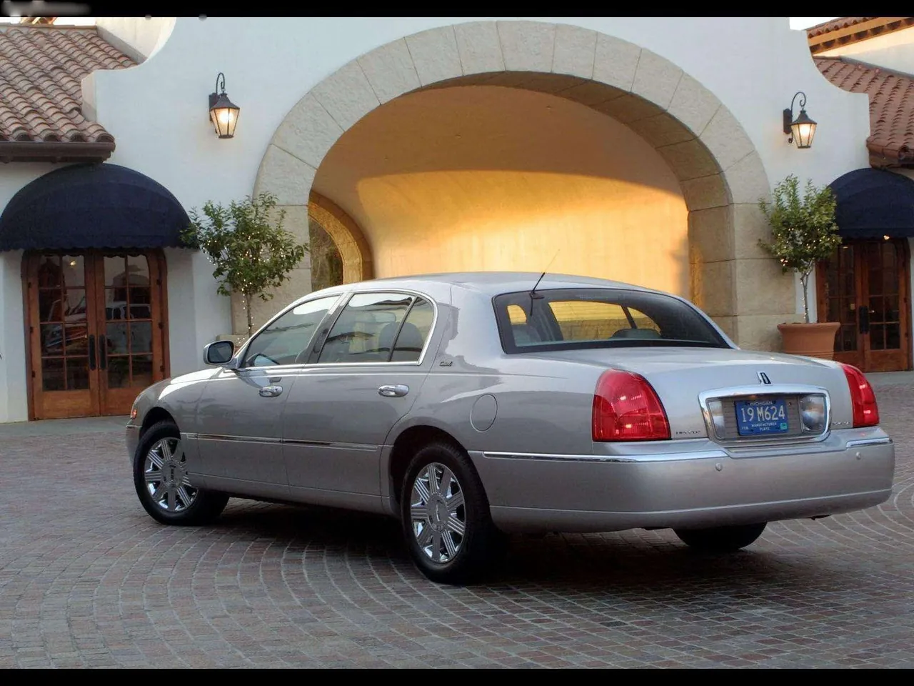 Lincoln Town Car (2003) – zadní tříčtvrteční pohled