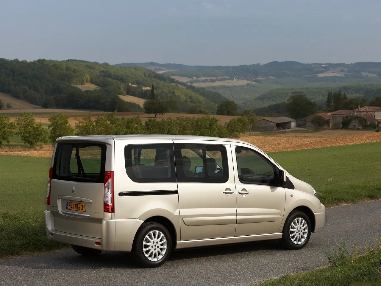 Peugeot Expert Tepee (2007) - Rear Three-Quarter