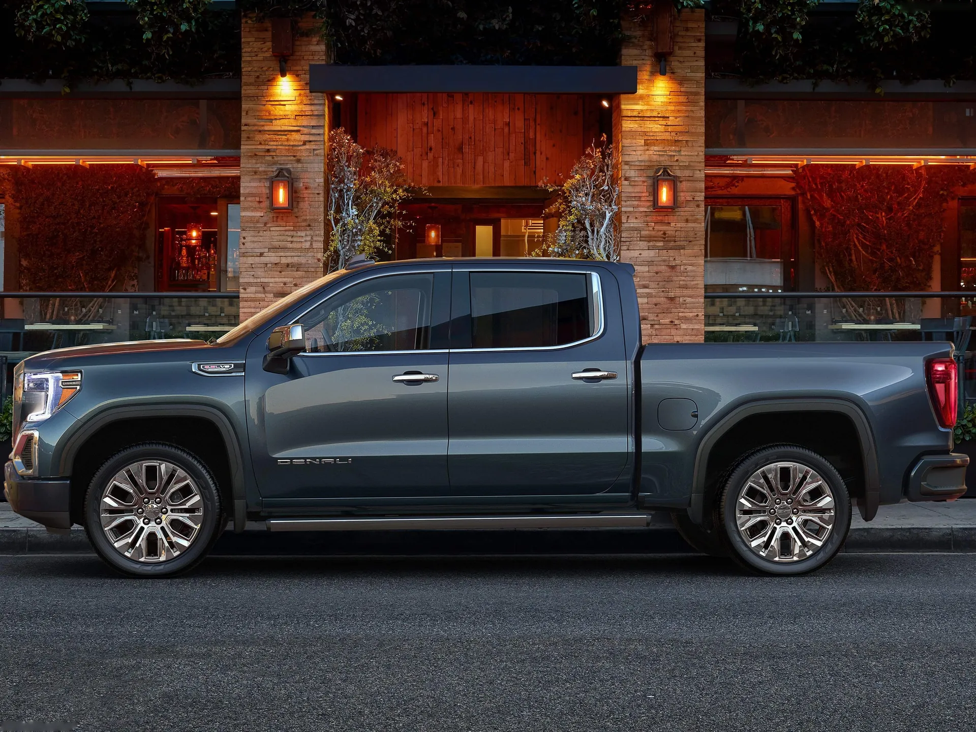 GMC Sierra Denali (2019) – boční profil