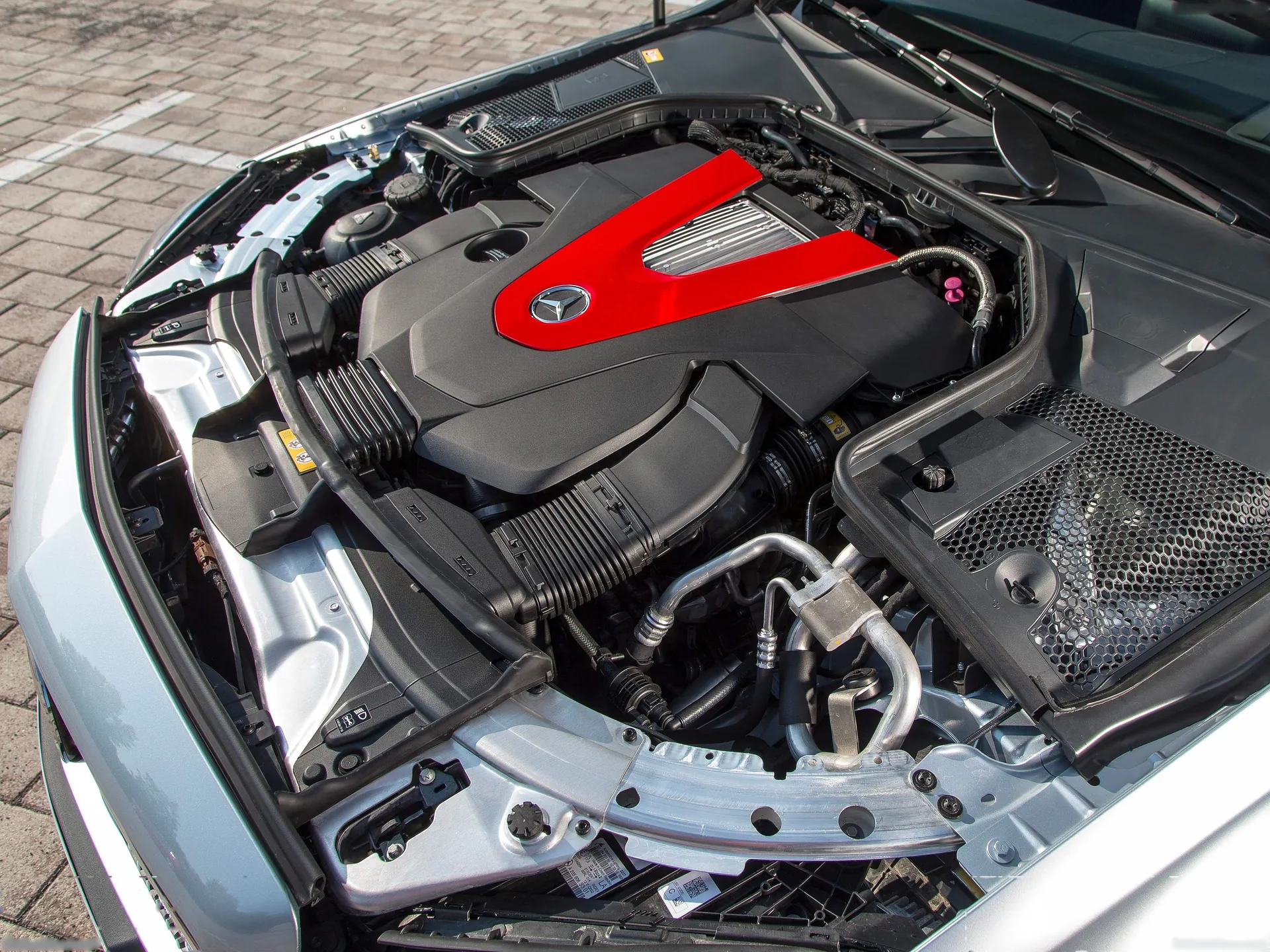 Mercedes-Benz C43 AMG 4Matic Cabriolet (2017) – motorový prostor