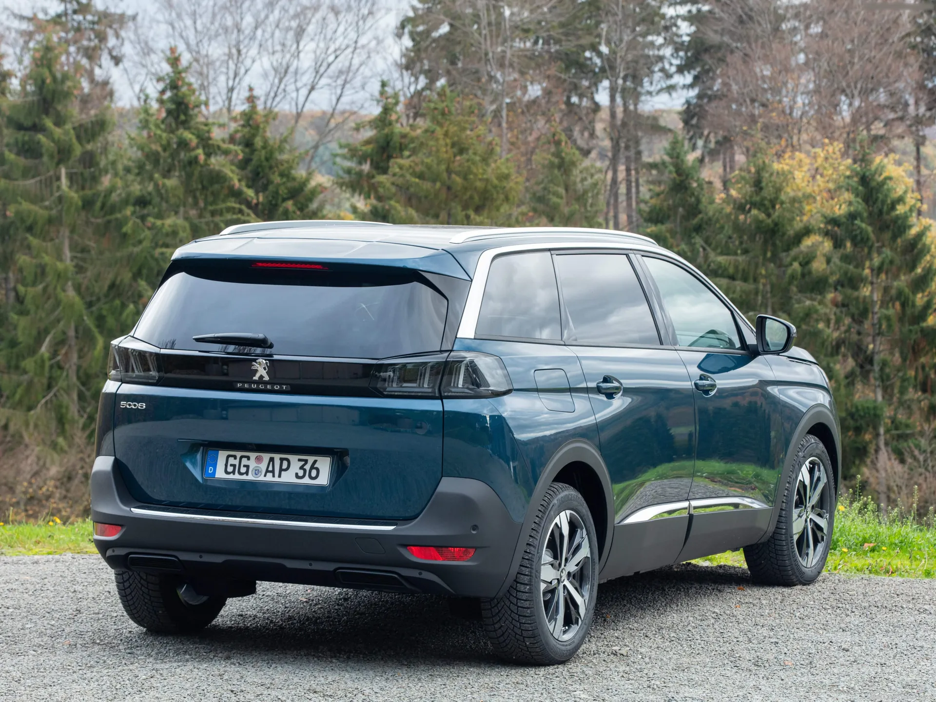 Peugeot 5008 (2021) – zadní tříčtvrteční pohled