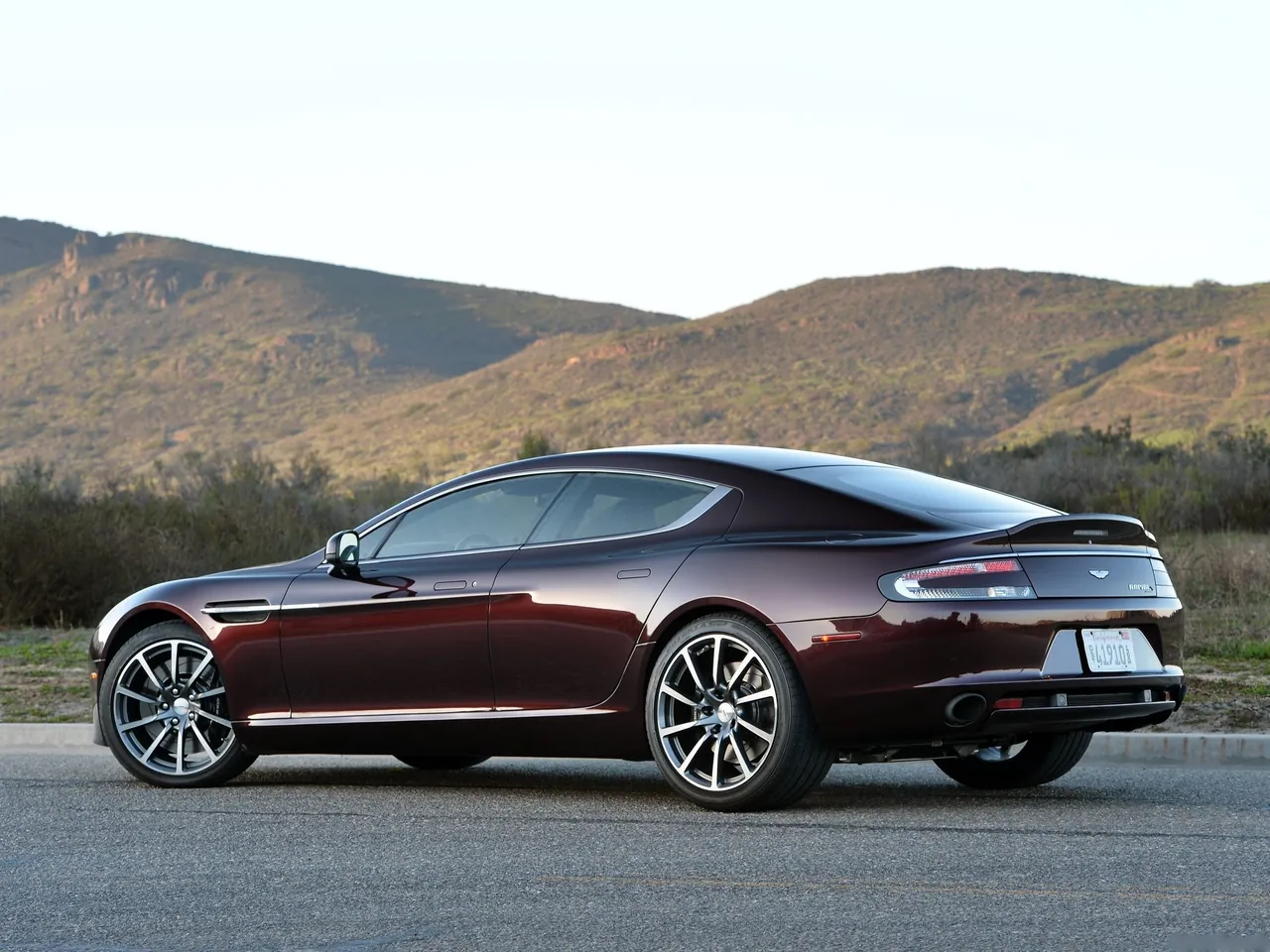 Aston Martin Rapide S (2015) – zadní tříčtvrteční pohled