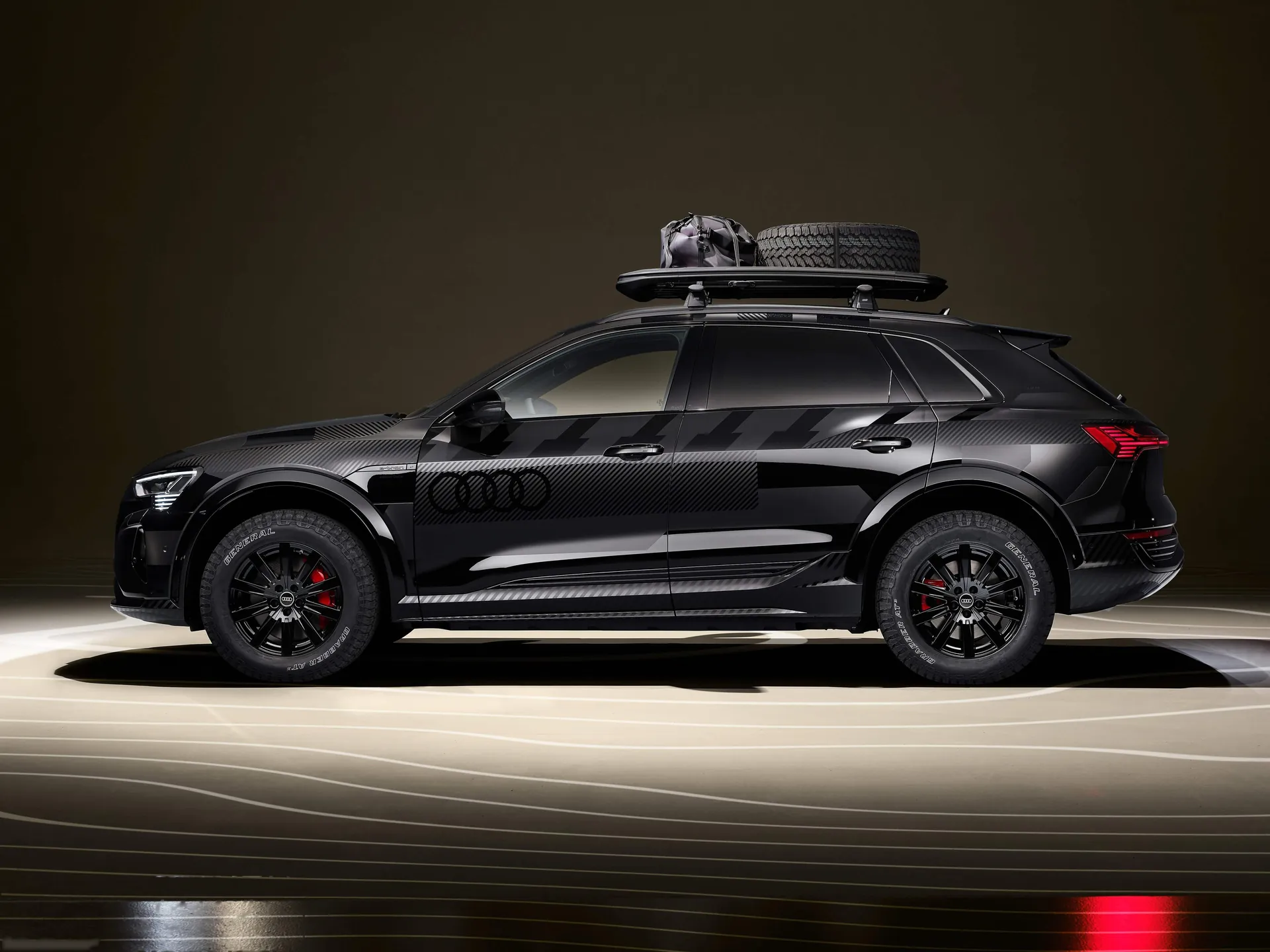Audi Q8 e-tron Dakar Edition (2024) – boční profil