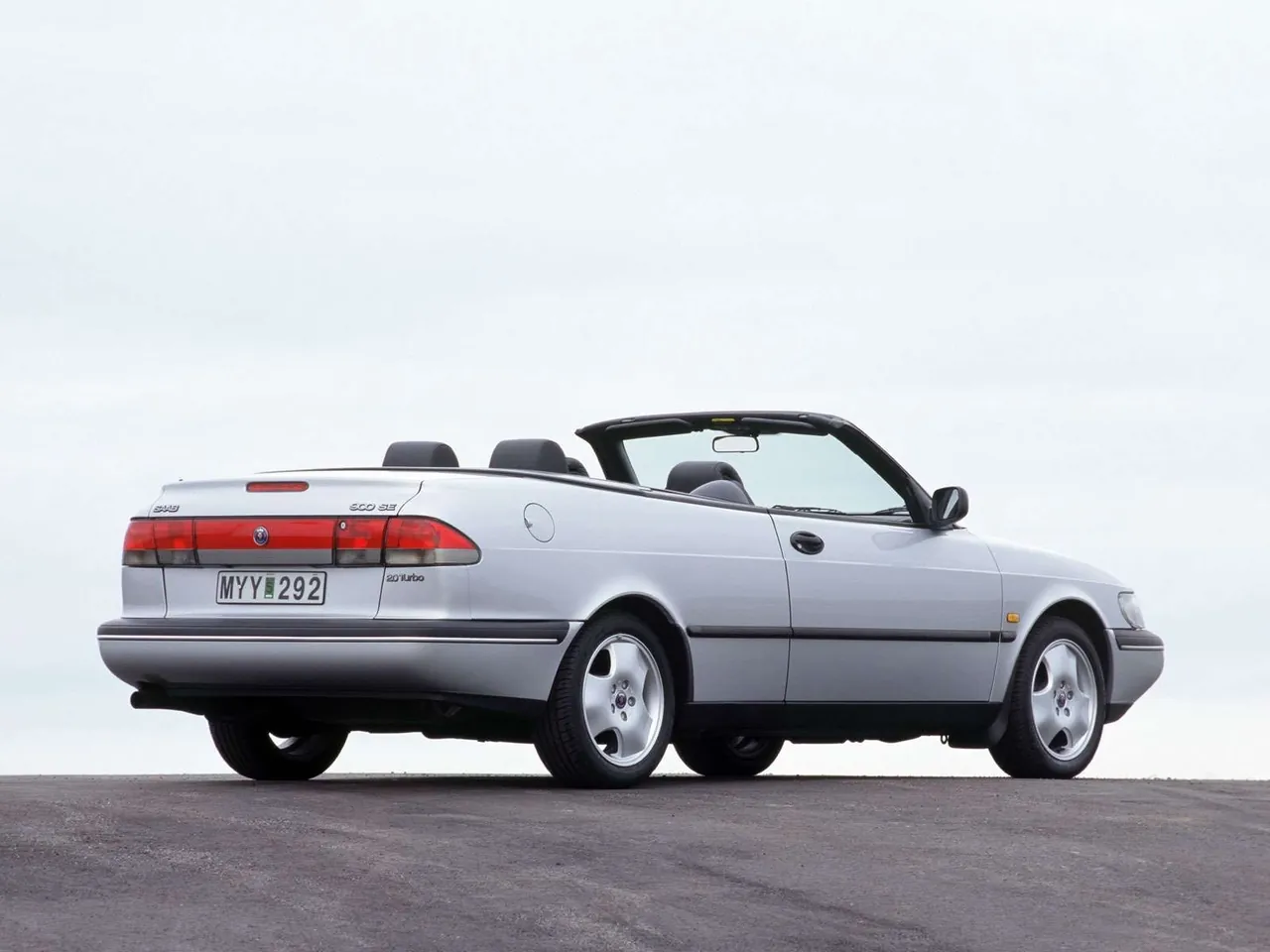 Saab 900 Convertible (1997) – zadní tříčtvrteční pohled
