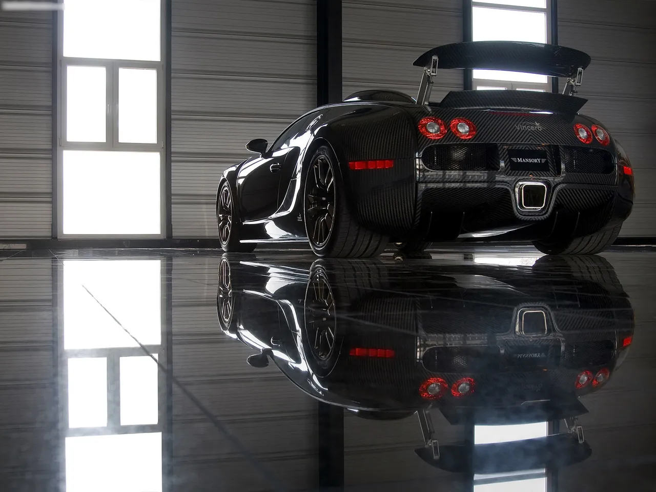 Mansory Bugatti Veyron Linea Vincero (2009) – zadní tříčtvrteční pohled