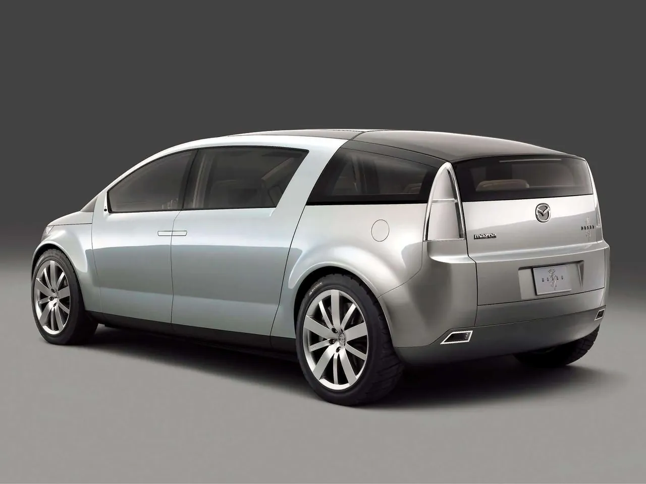 Mazda Washu Concept (2003) – zadní tříčtvrteční pohled