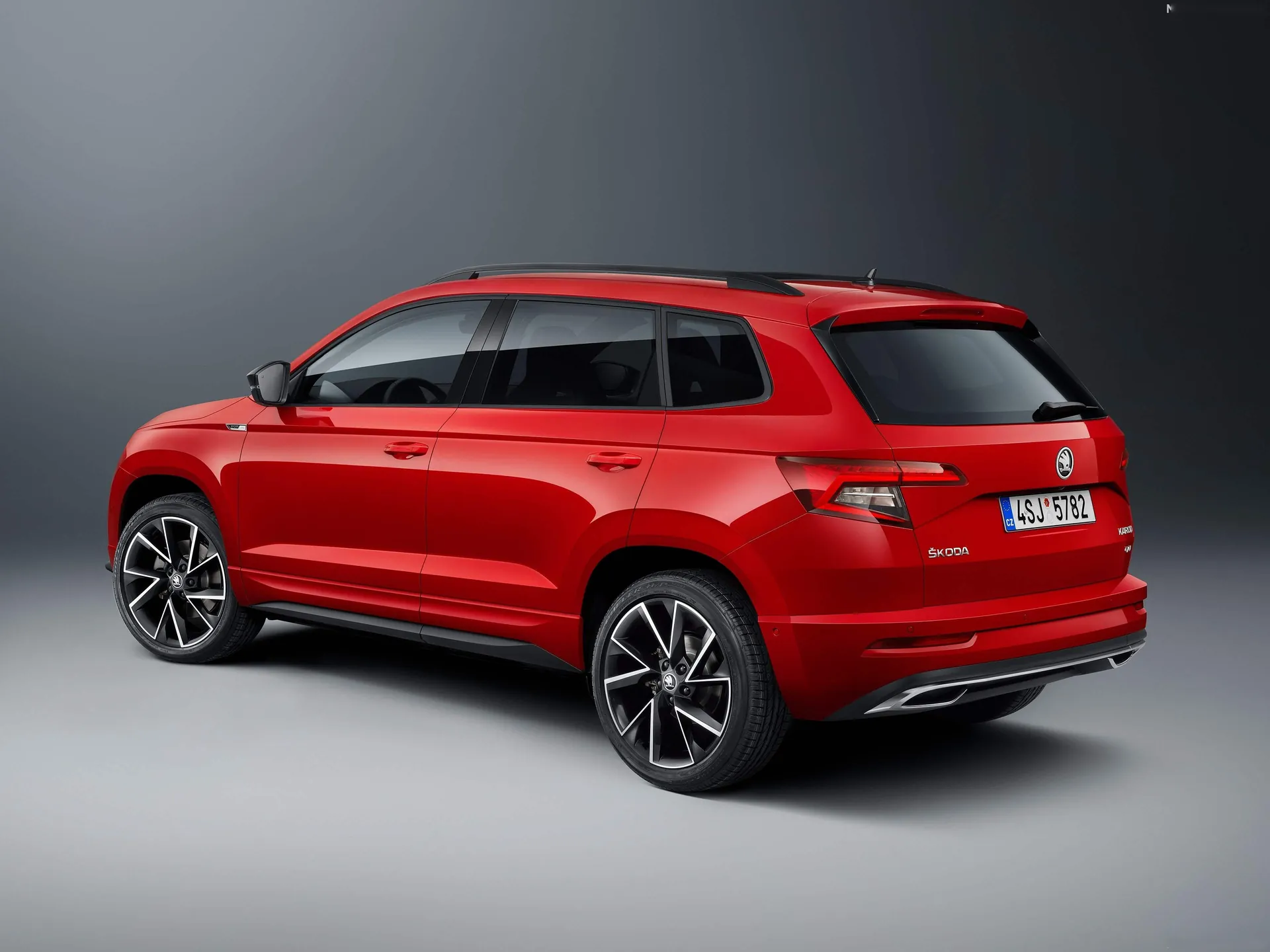 Skoda Karoq Sportline (2019) – zadní tříčtvrteční pohled