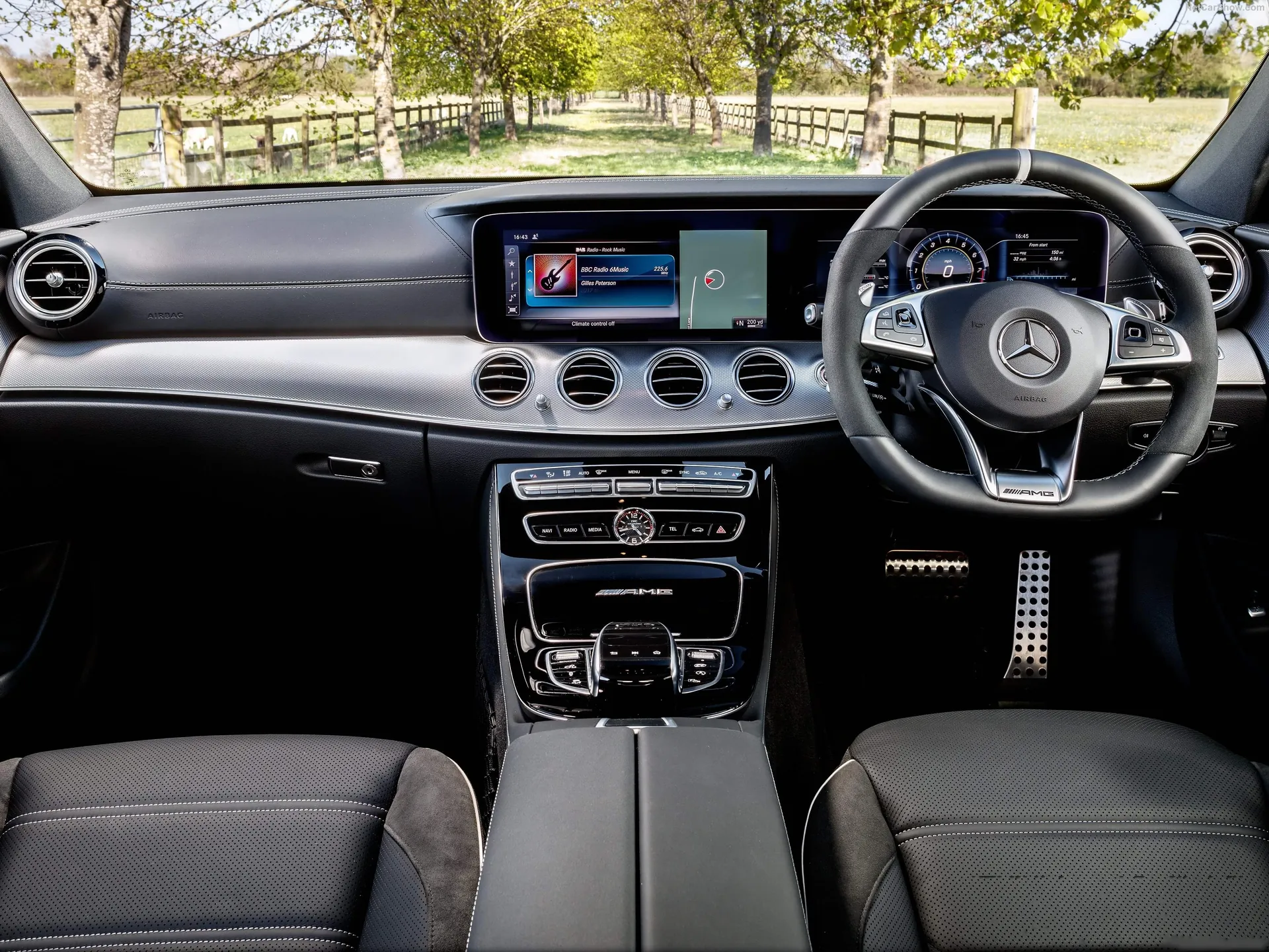 Mercedes-Benz E63 S AMG Estate (2018) – interiér